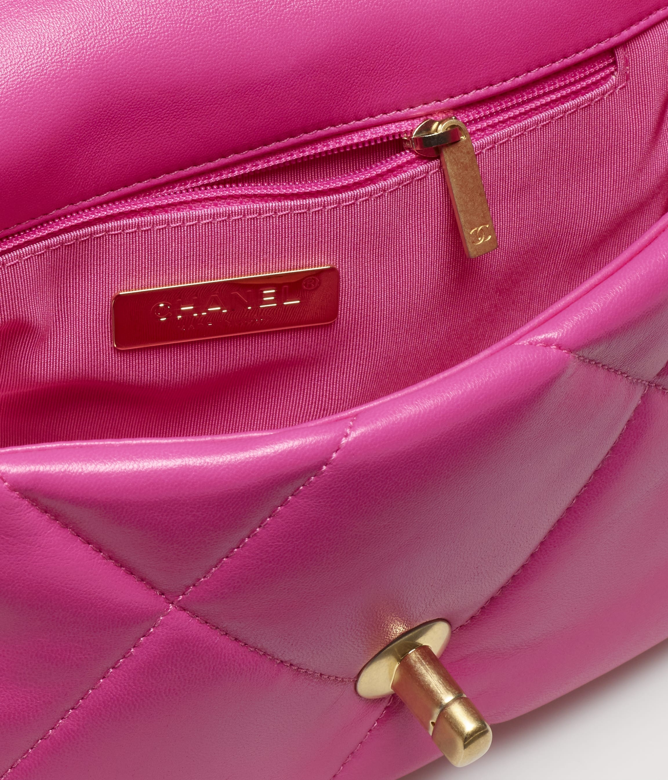 CHANEL 19 Handbag - 3
