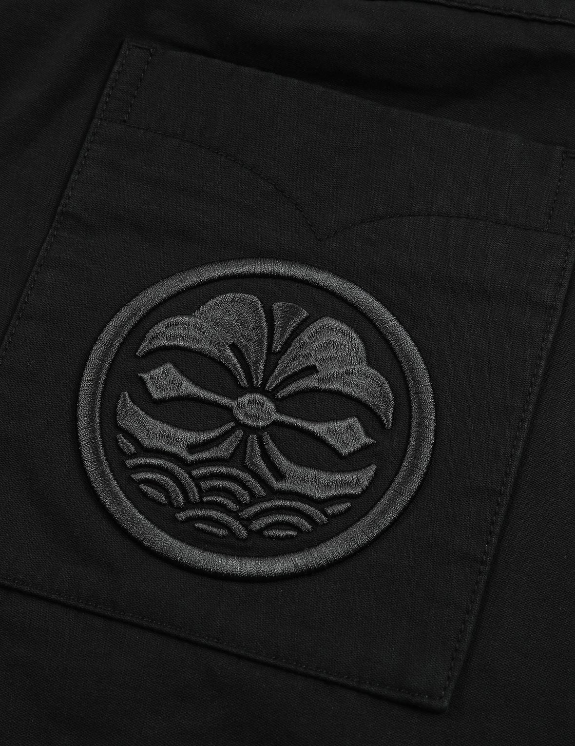 SLOGAN AND KAMON EMBROIDERY CARGO SHORTS - 9