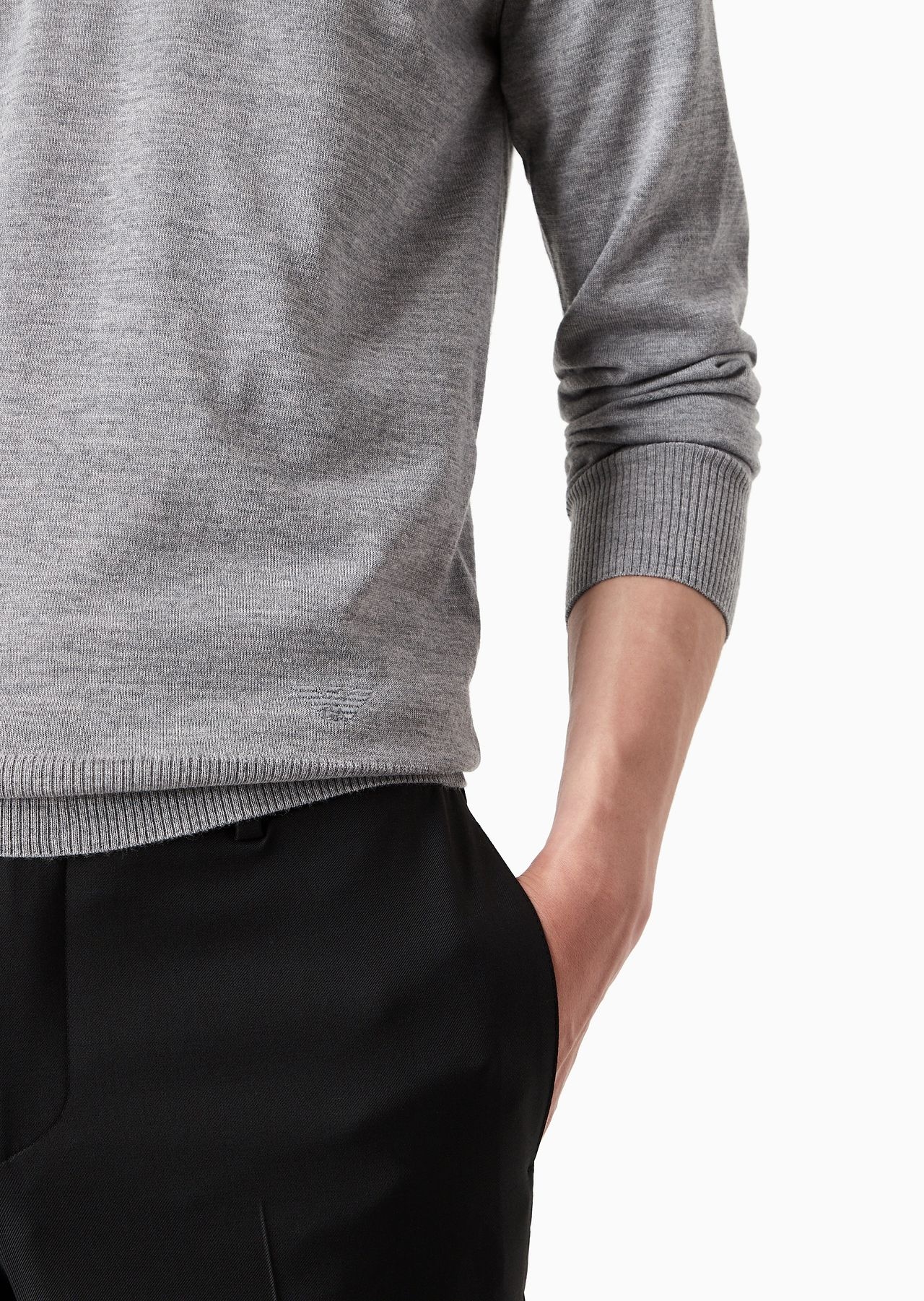 Pure virgin wool V-neck jumper - 11