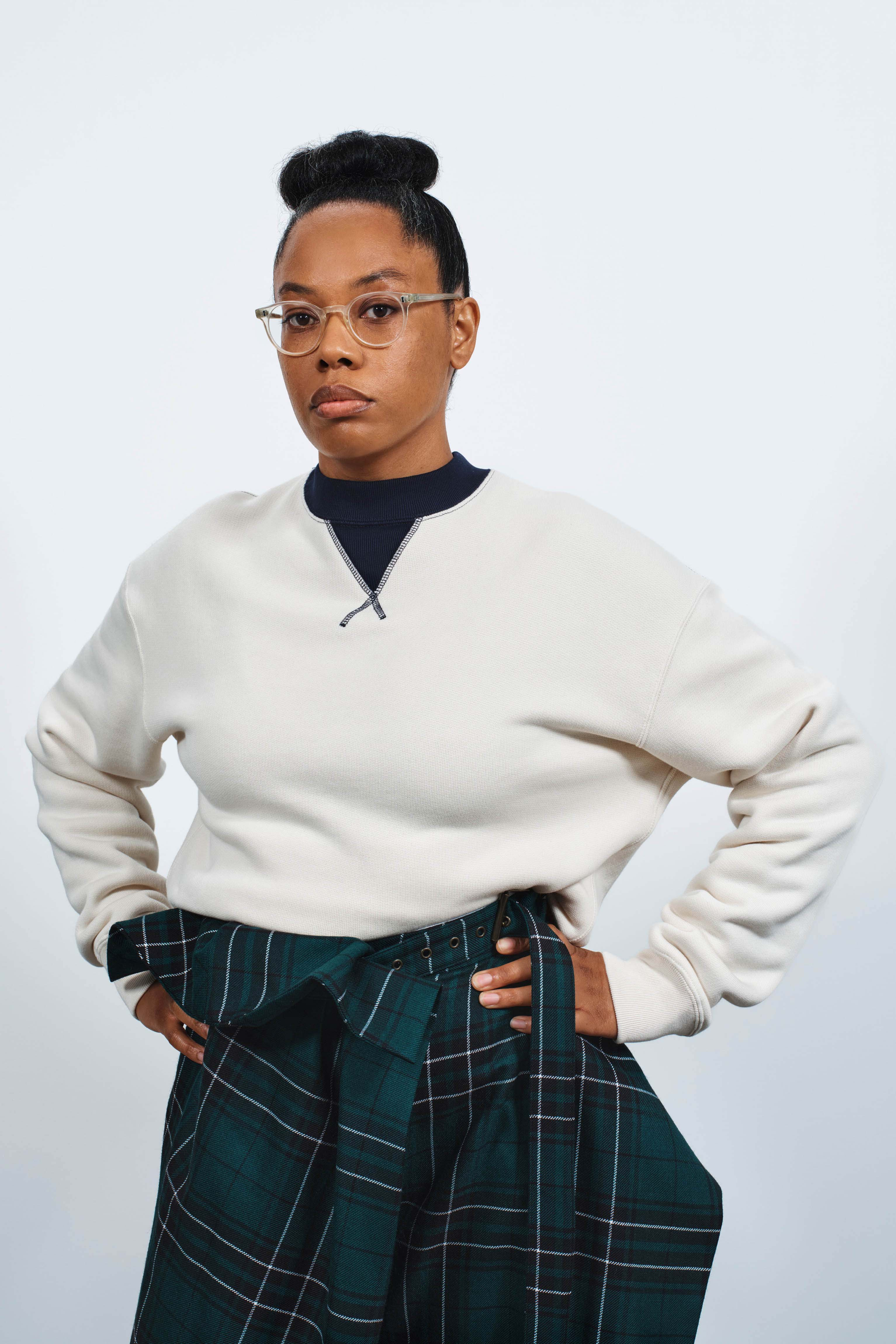 CONTRAST COLLAR SWEATSHIRT IN ECRU & NAVY - 5