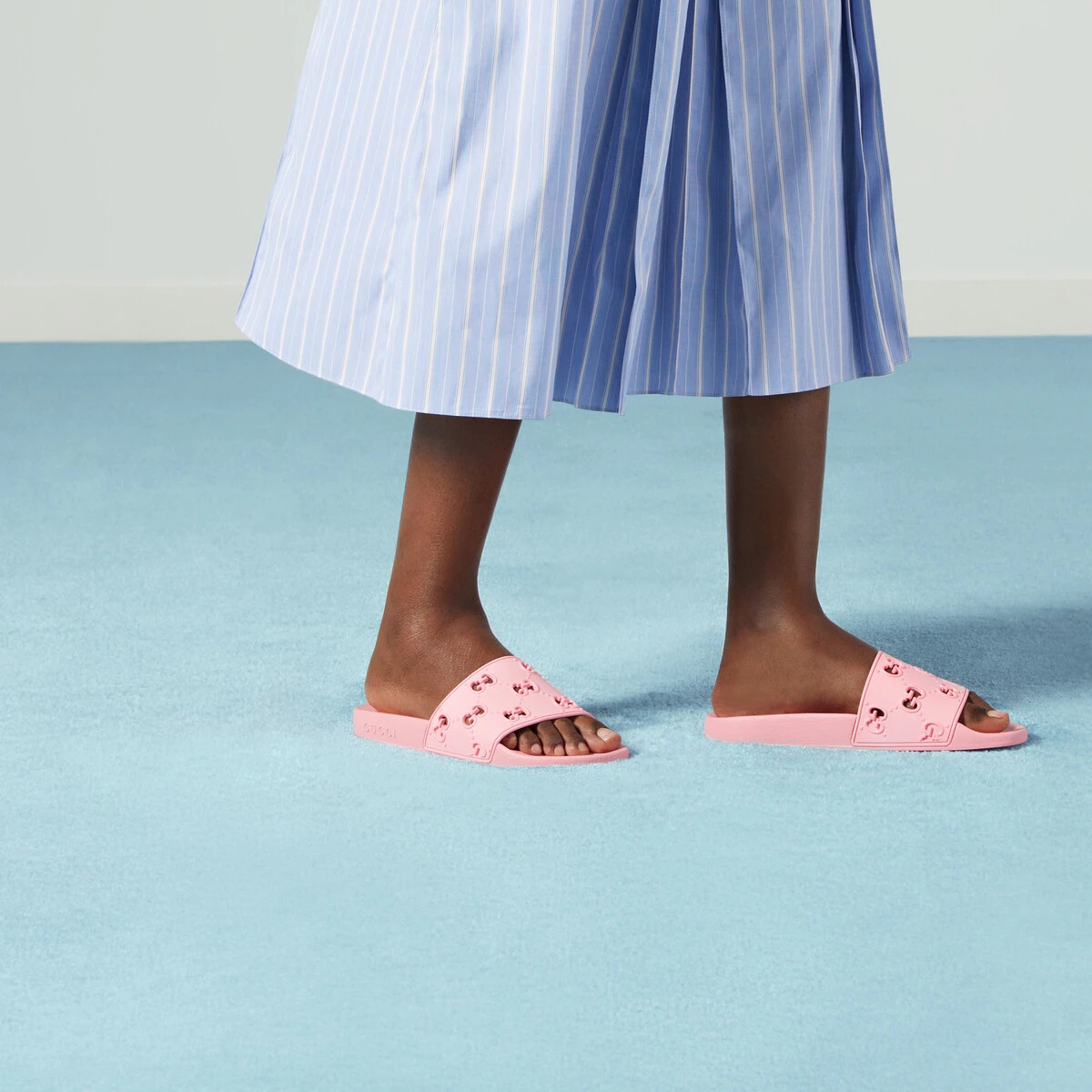 GUCCI Women's rubber GG slide sandal REVERSIBLE