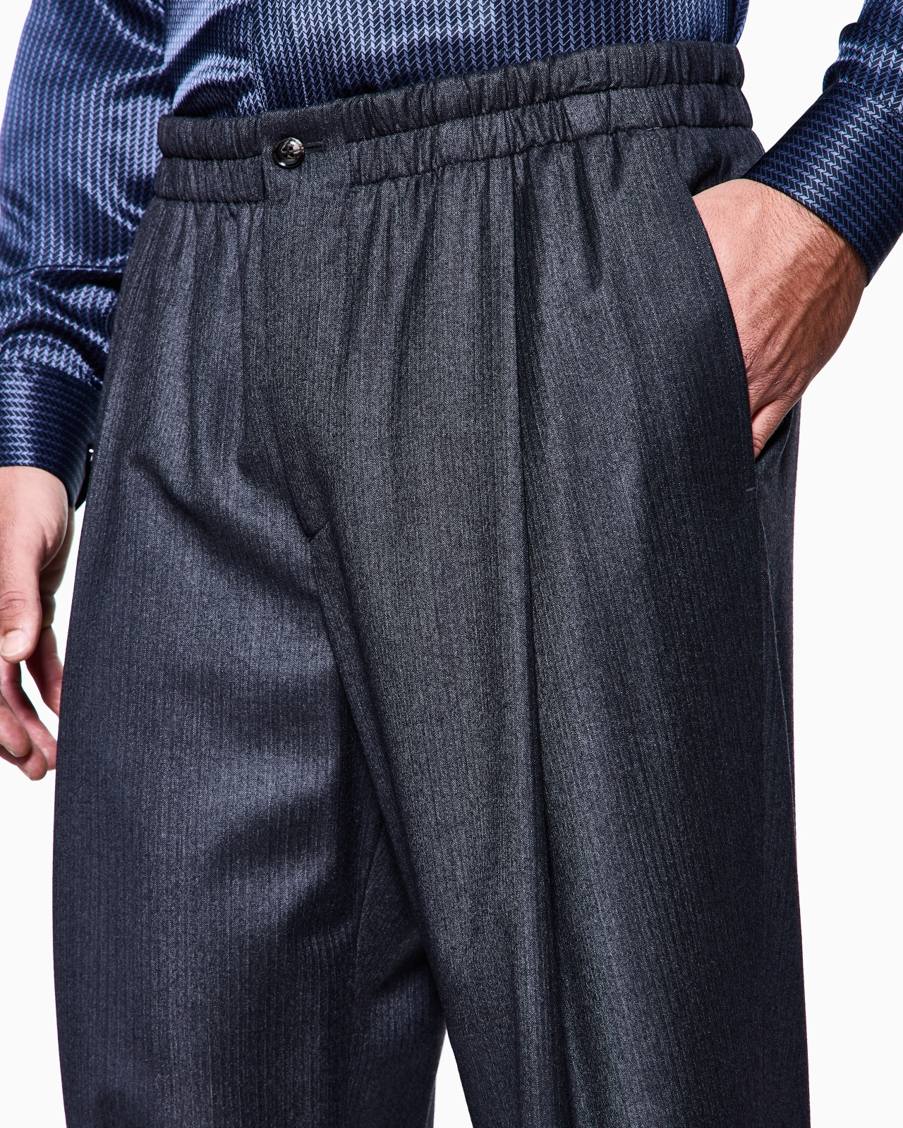 SINGLE-PLEAT TROUSERS IN MICRO HERRINGBONE VIRGIN WOOL - 5