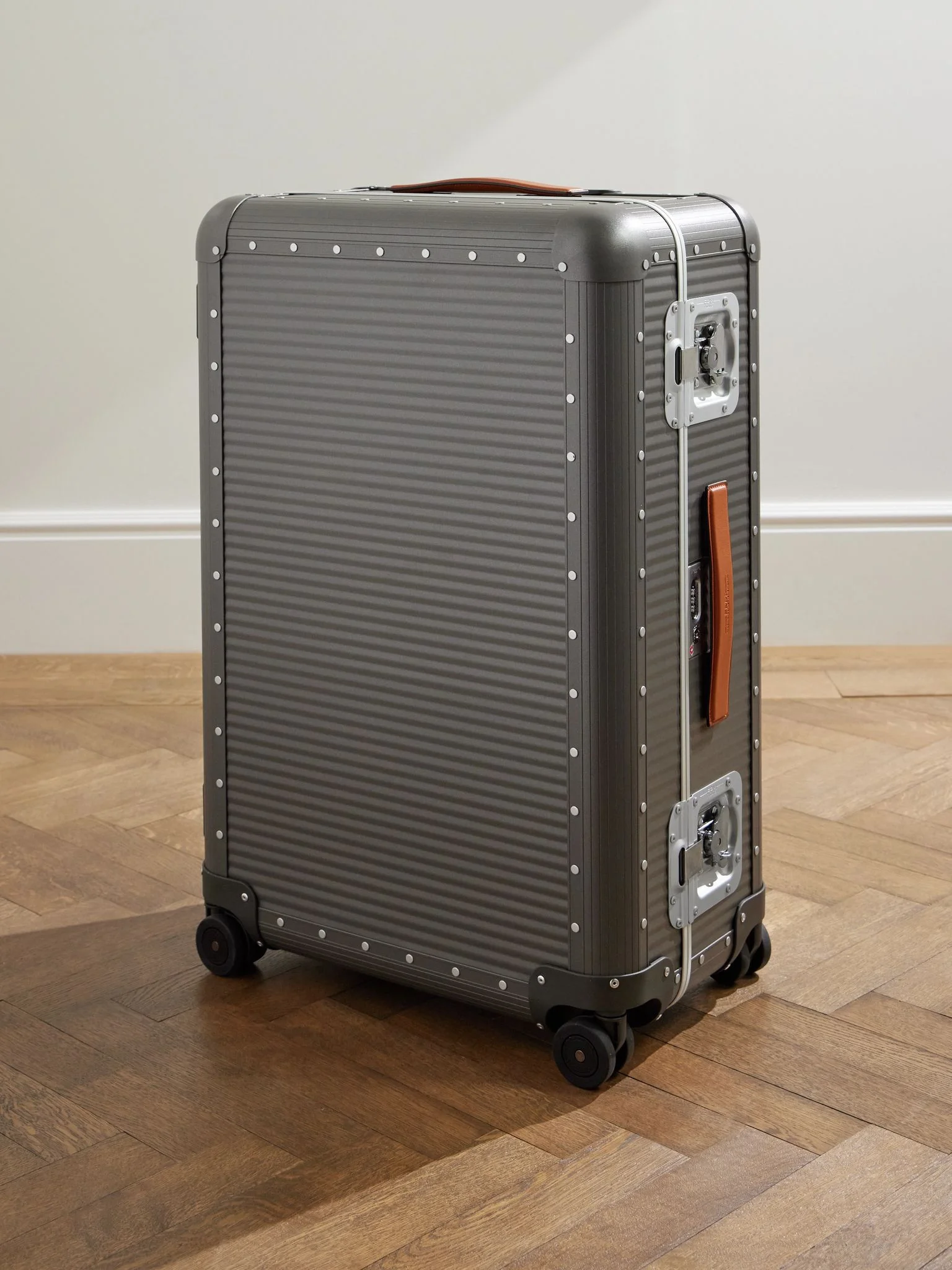Bank Spinner 76cm Leather-Trimmed Aluminium Suitcase Gray - 1