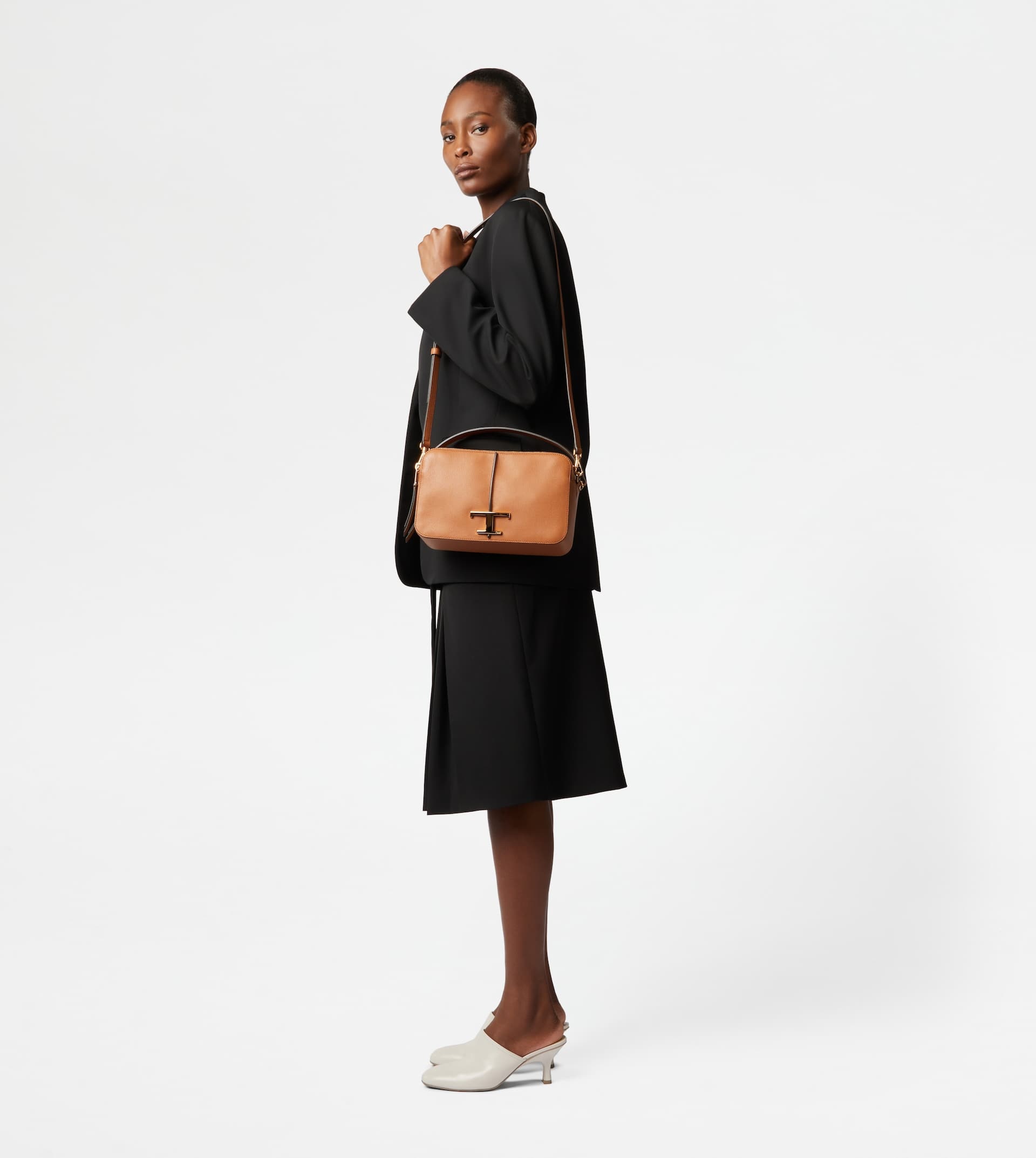 T TIMELESS CAMERA BAG IN LEATHER SMALL - BROWN - 4