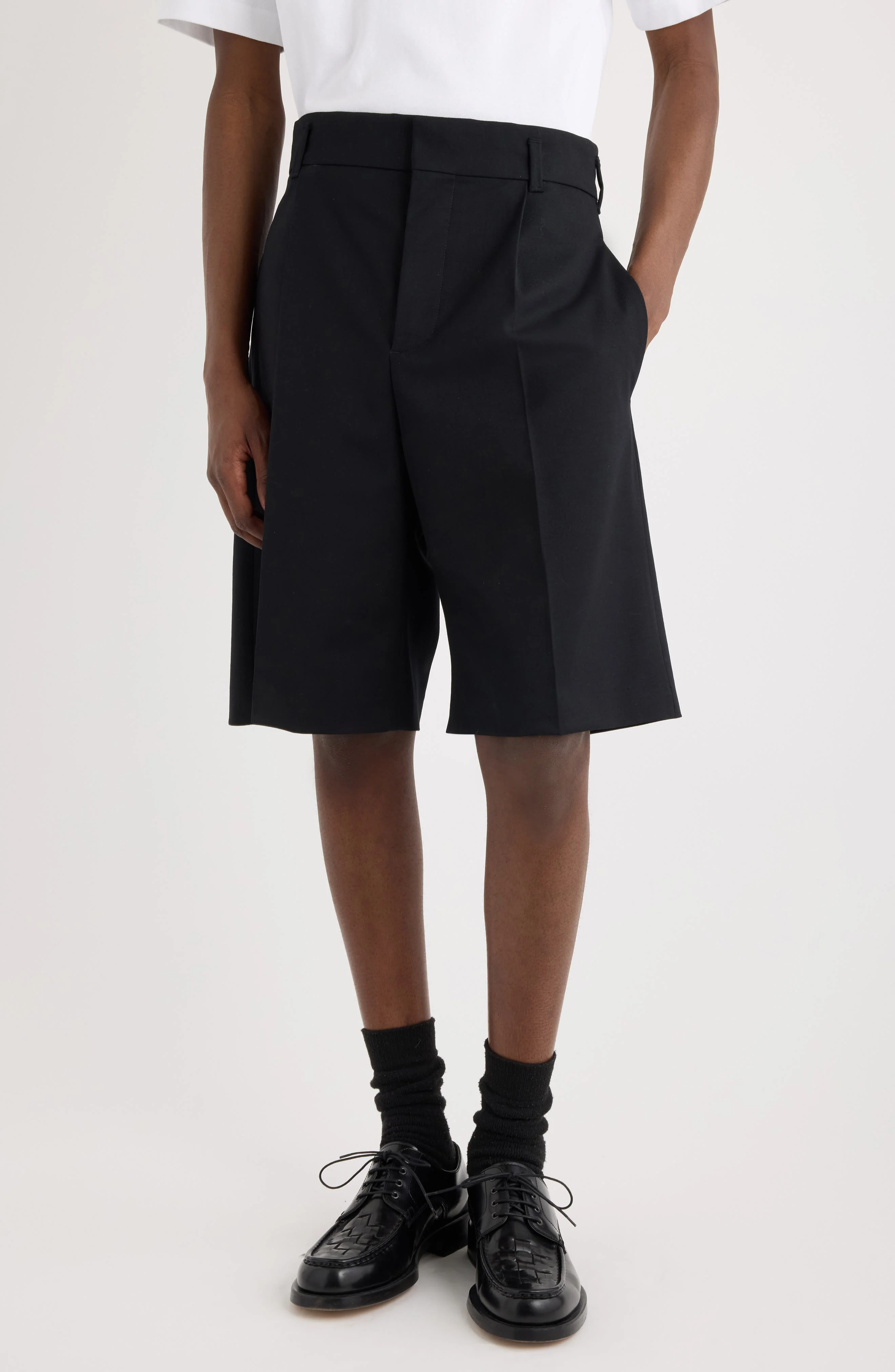Jacquemus Le Short Ovalu Pleated Stretch Virgin Wool Shorts in Black at Nordstrom - 1