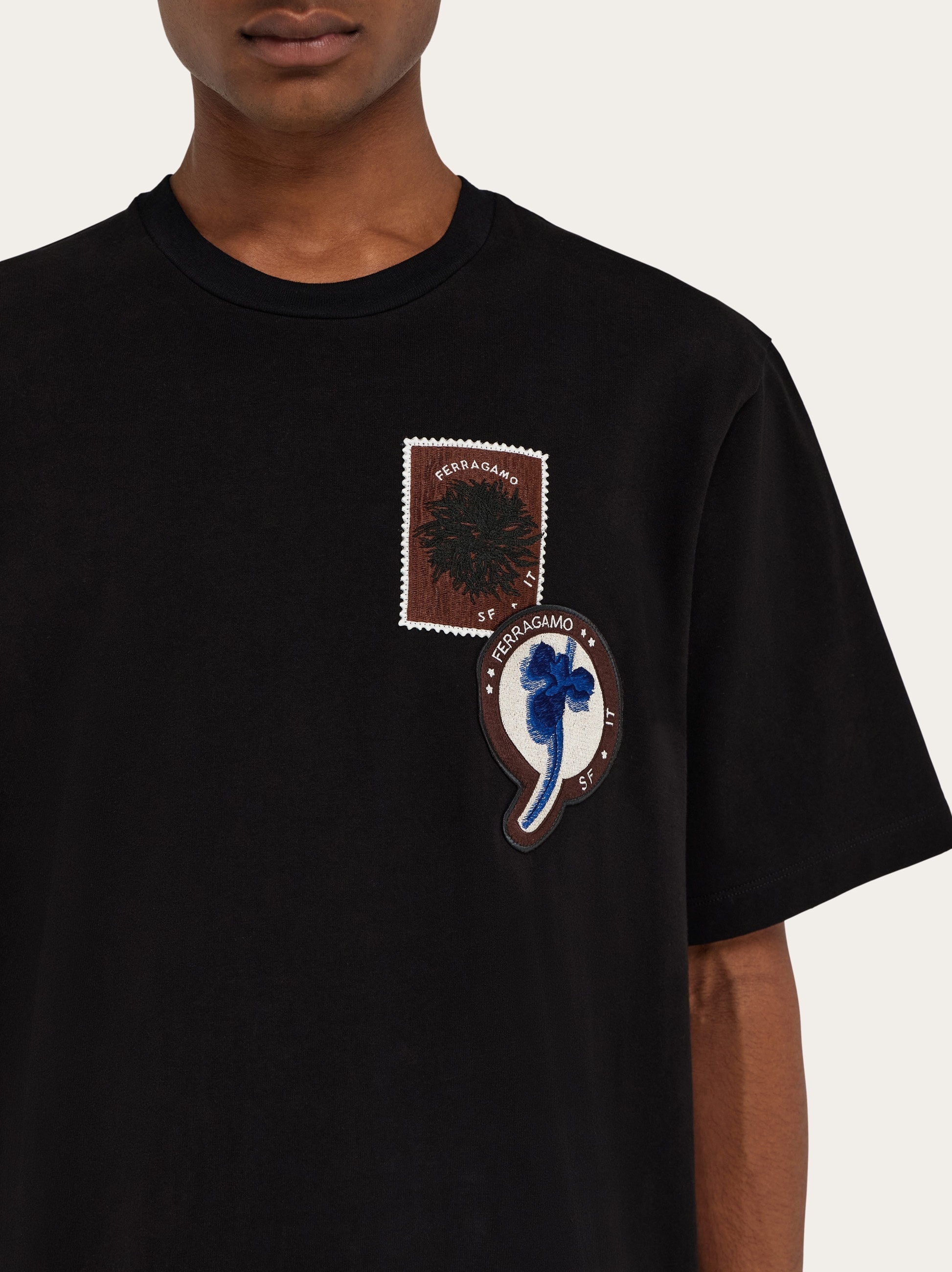 Short sleeved T-shirt with patch detail - 4