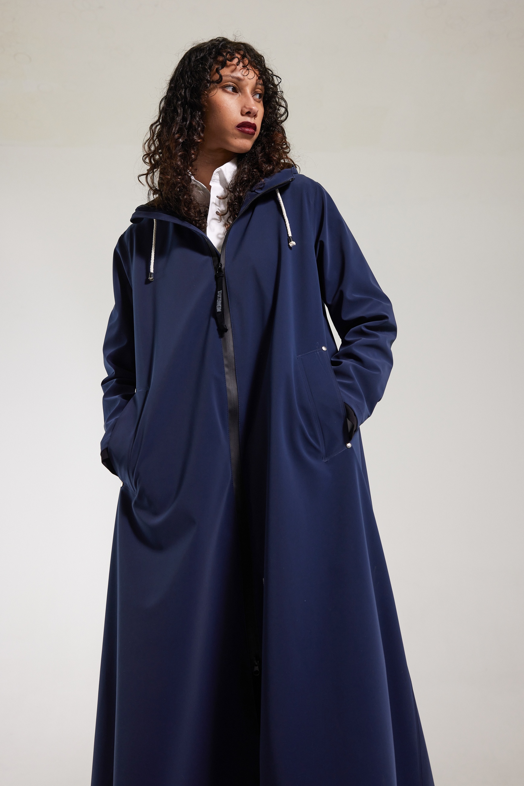Mosebacke Long Lightweight Zip Matte Raincoat Navy - 2