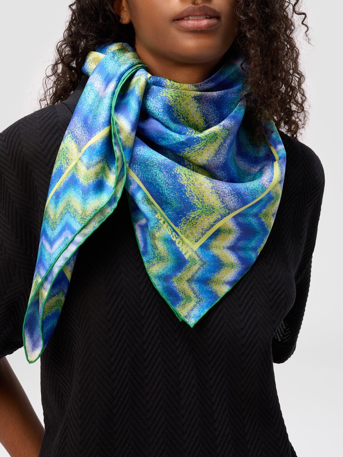 100% silk scarf with zigzag print and logo - 3