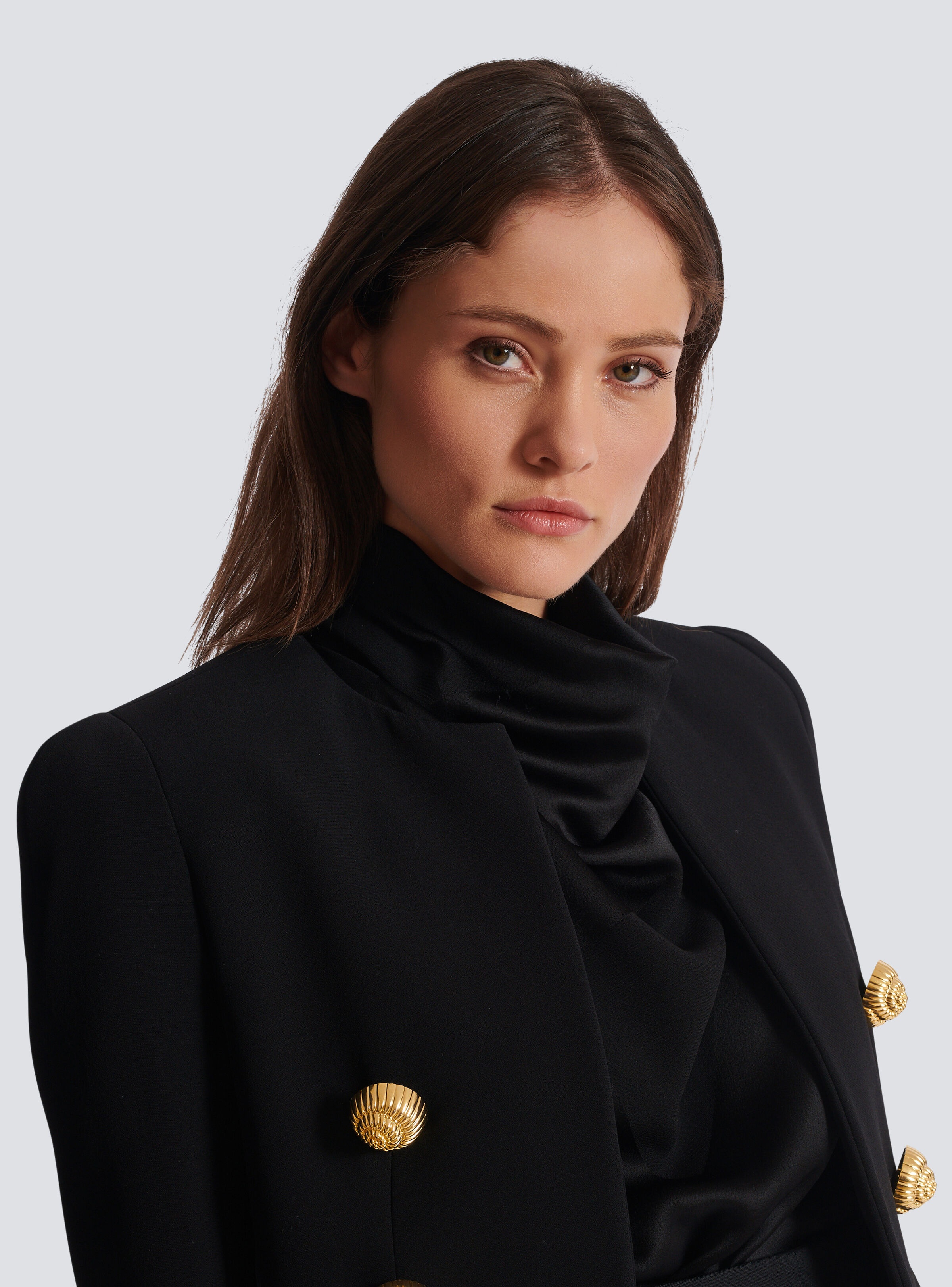 Buttoned cropped crepe jacket - 8