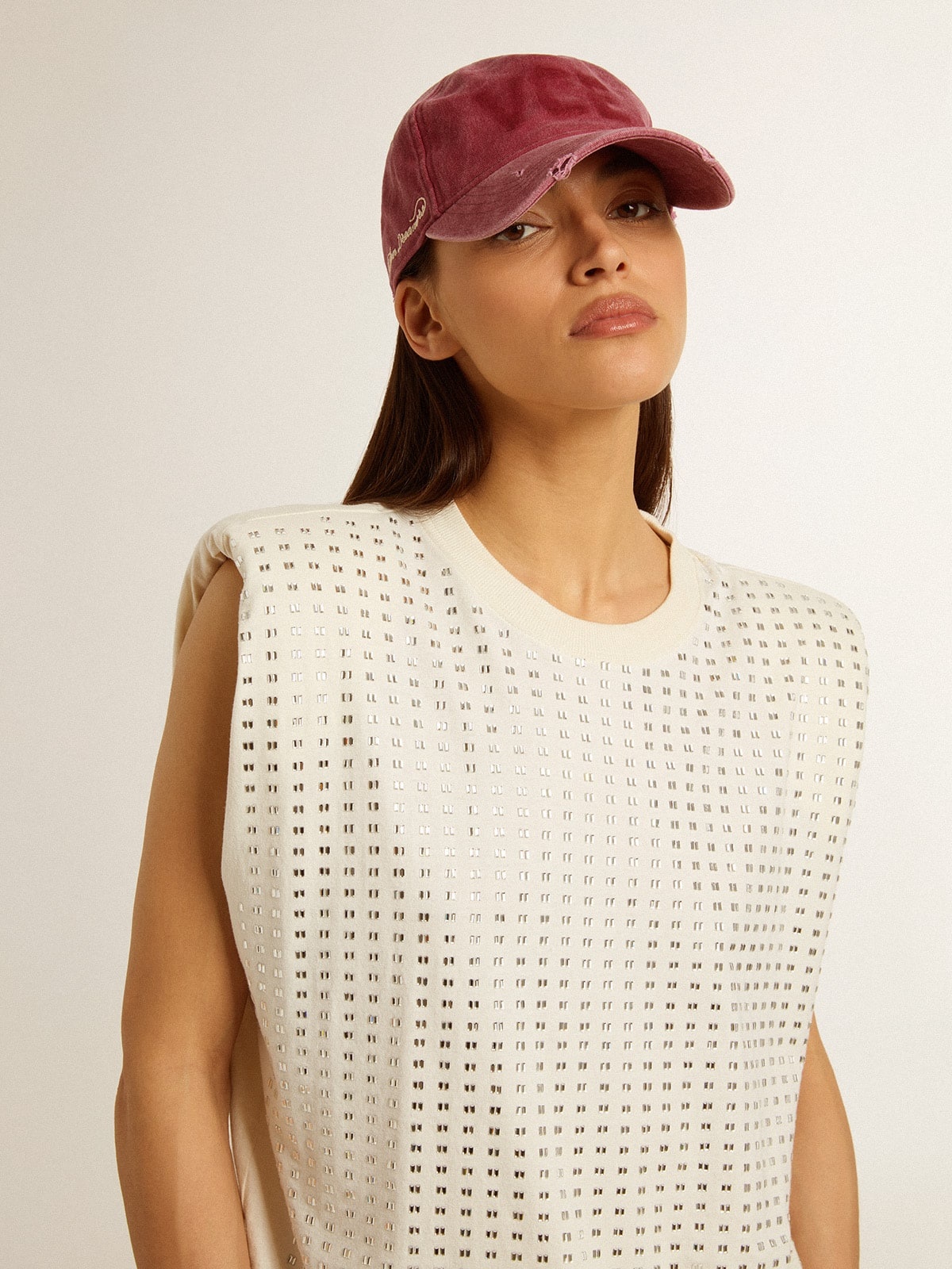 Aged white sleeveless T-shirt embellished with crystals - 5
