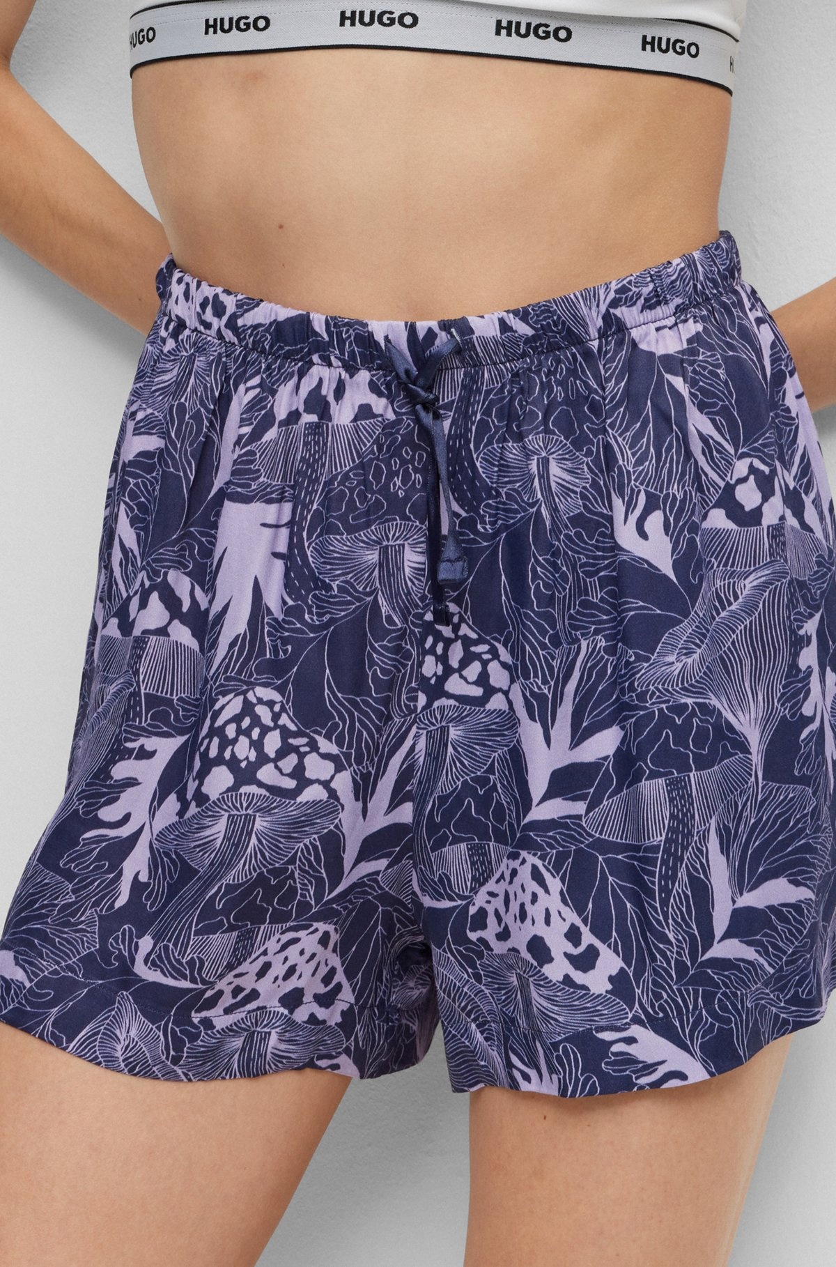 SATIN PAJAMA SHORTS IN A SEASONAL PRINT - 4