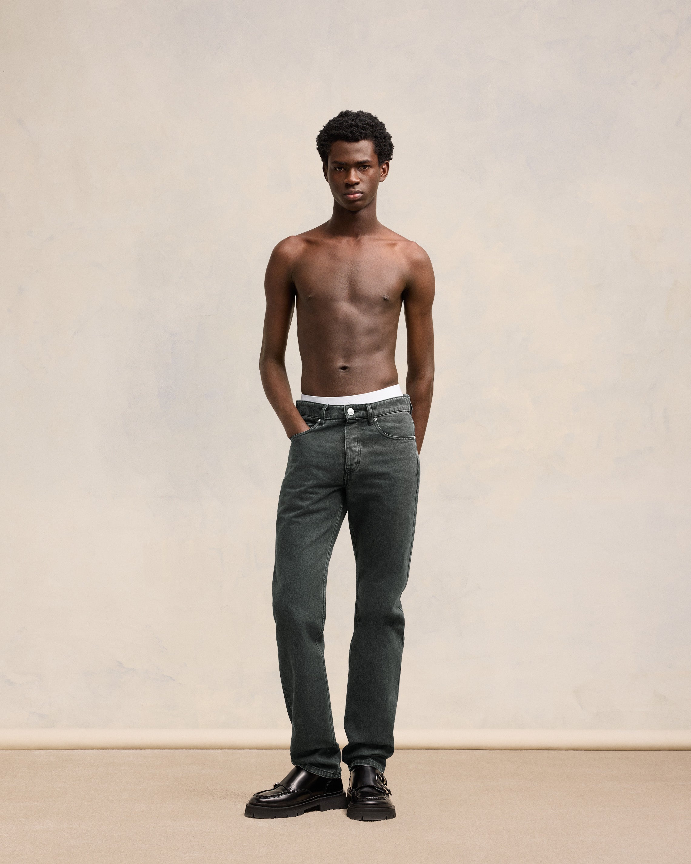 【関税込み】AMI Paris ベージュ クラシックフィット ジーンズ ベージュ コットン カーゴ ワイドフィット ジーンズ 136 | AMI PARIS