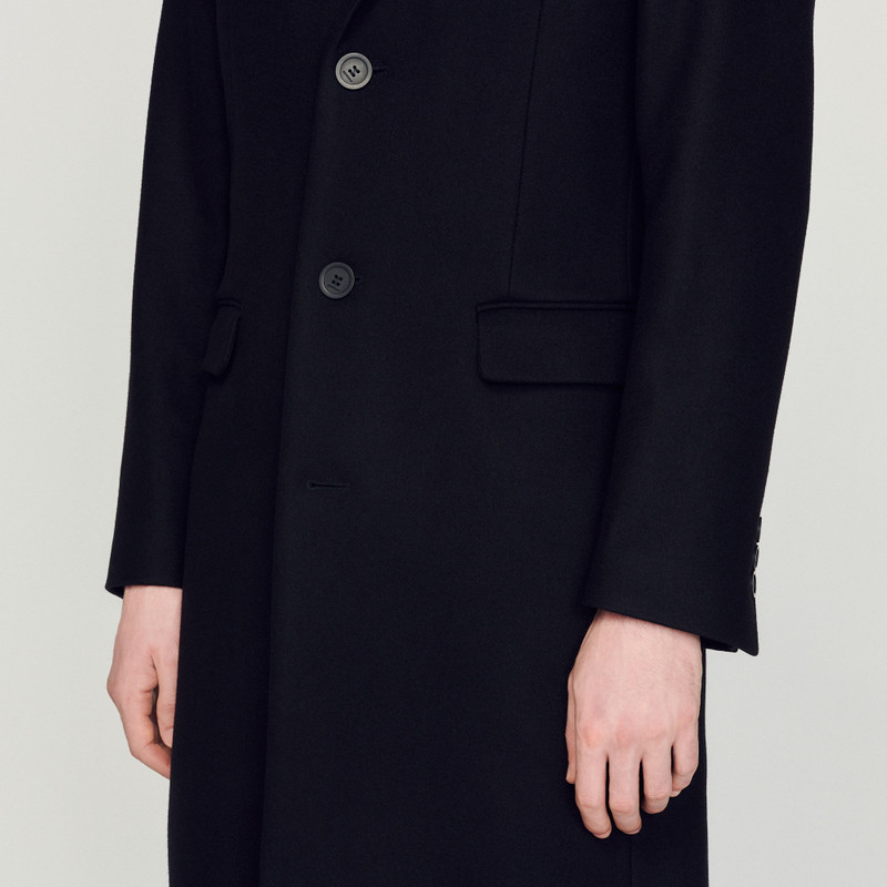 Long coat fastened with three buttons 4
