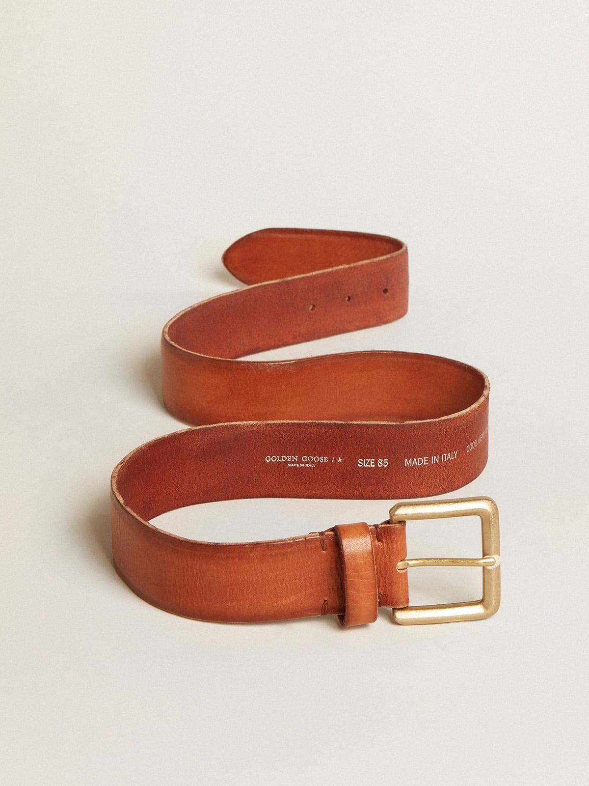 Belt in tan-colored washed leather with raised print - 3