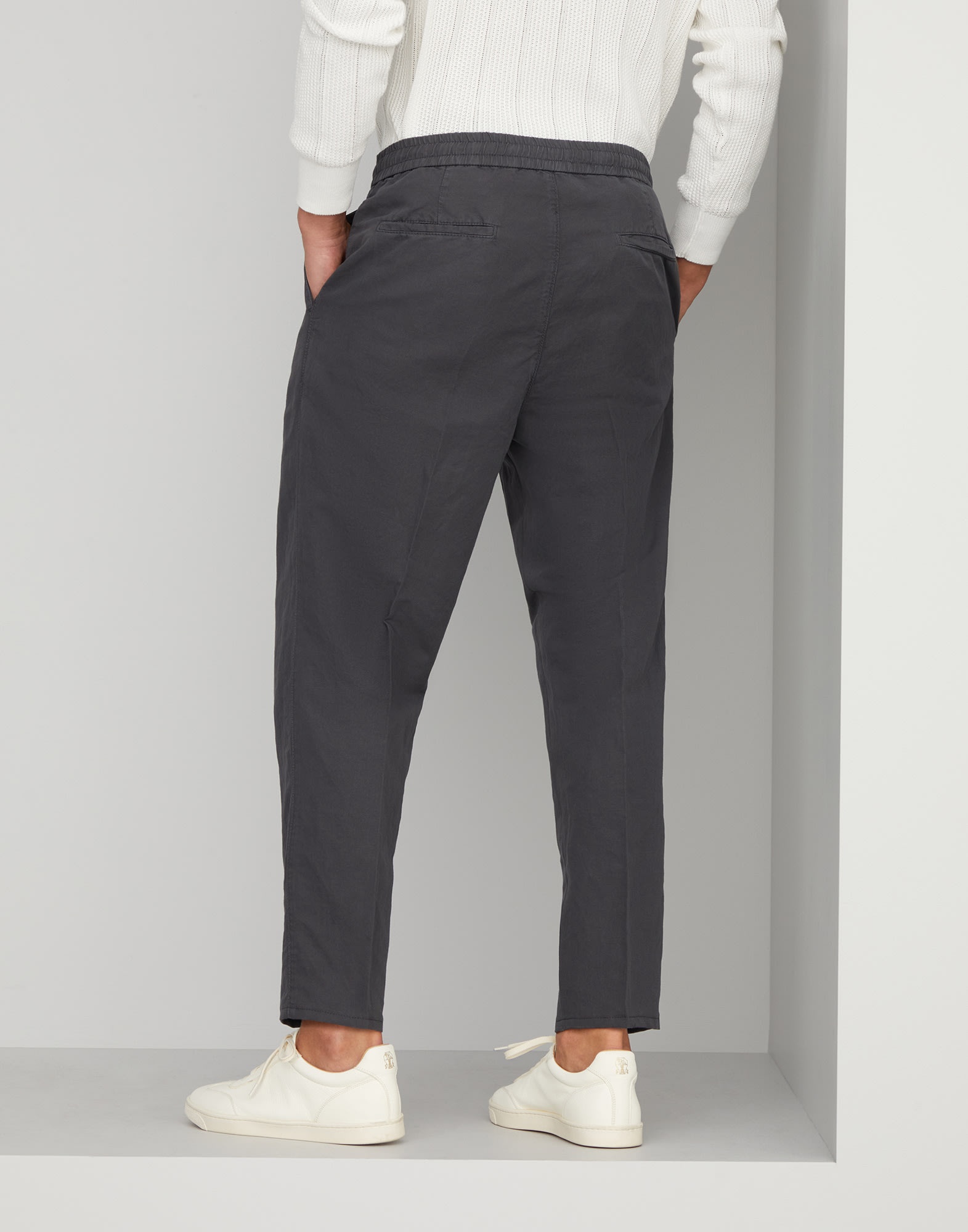Garment-dyed leisure fit trousers in twisted linen and cotton gabardine with drawstring and double p - 2