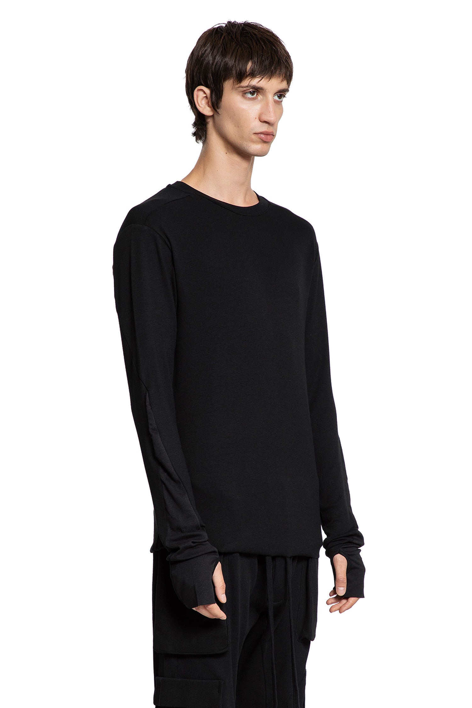 Long-Sleeve-T-Shirt-With-Hand-Gaiters - 2