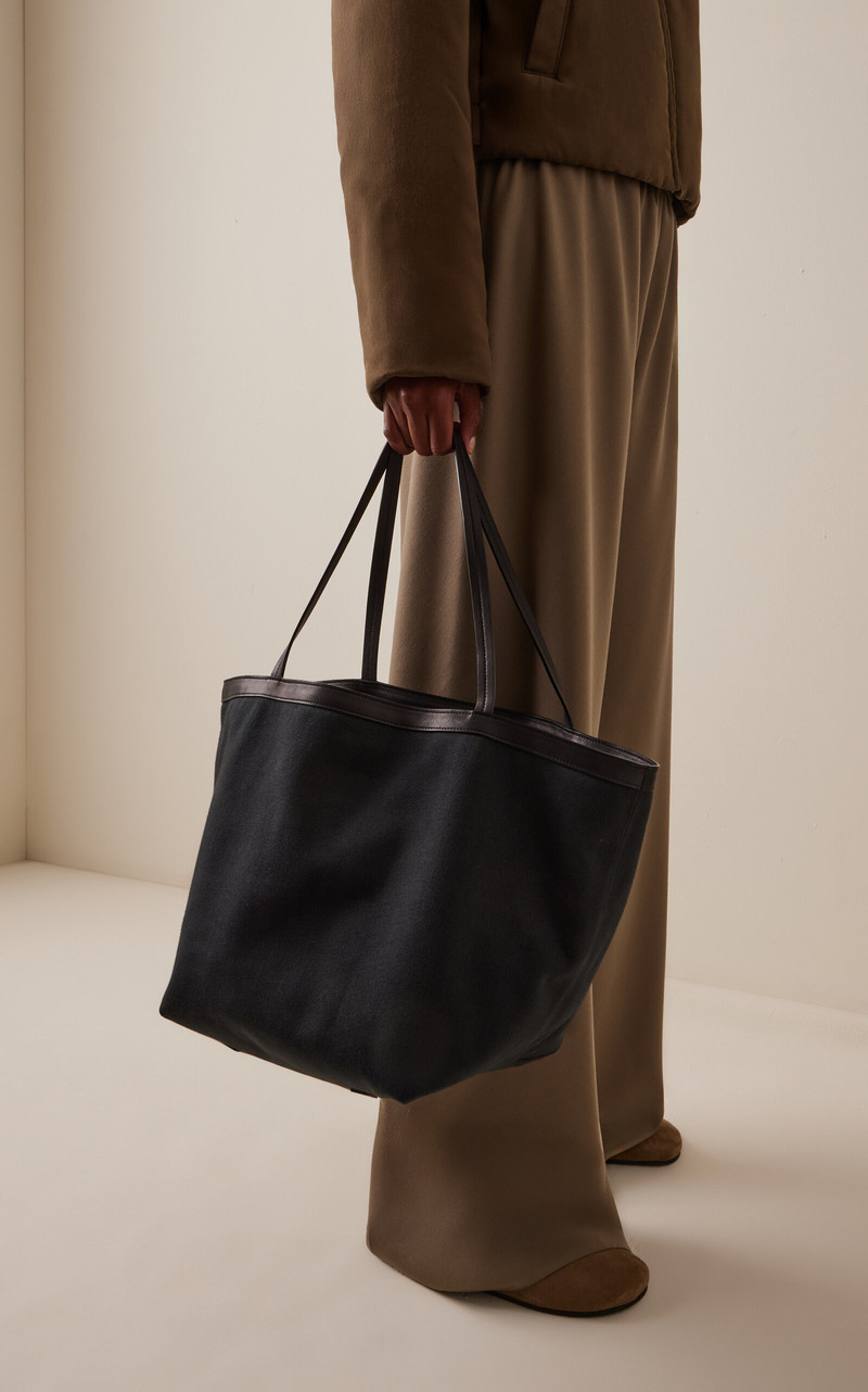 The Row Park Canvas Tote black outlook