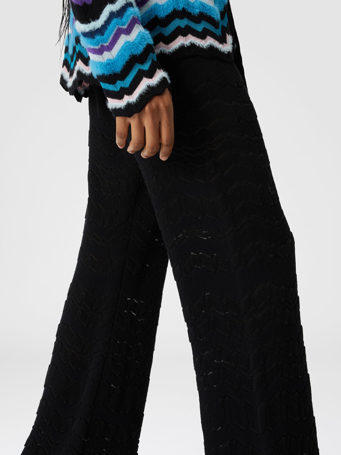 Tone-on-tone zigzag pants - 5