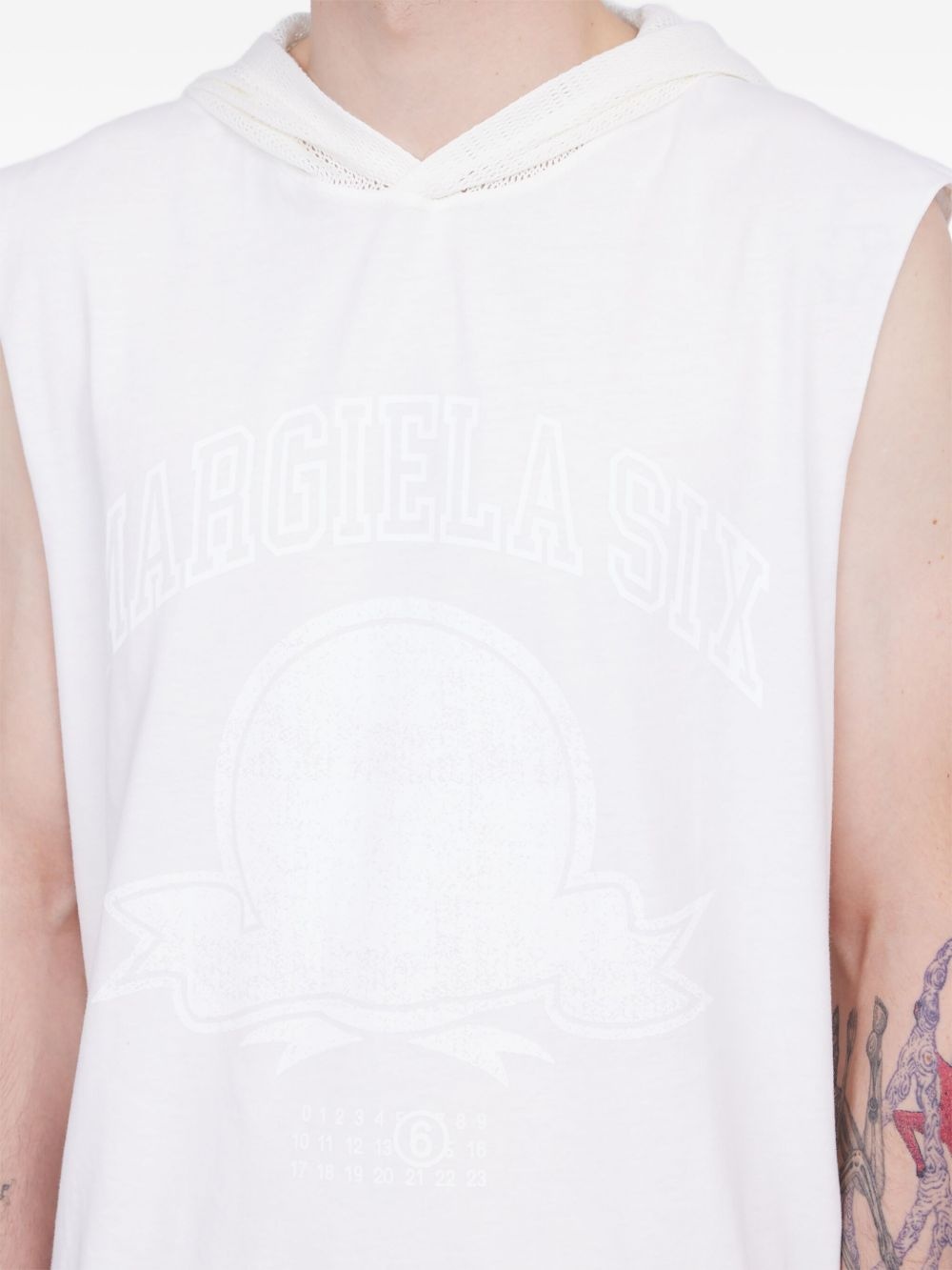 【MM6】NUMBER LOGO OPEN DETAIL SLEEVELESS T-SHIRT Mm6 Maison Margiela Numbers-motif Tank Top - Black | Garmentory