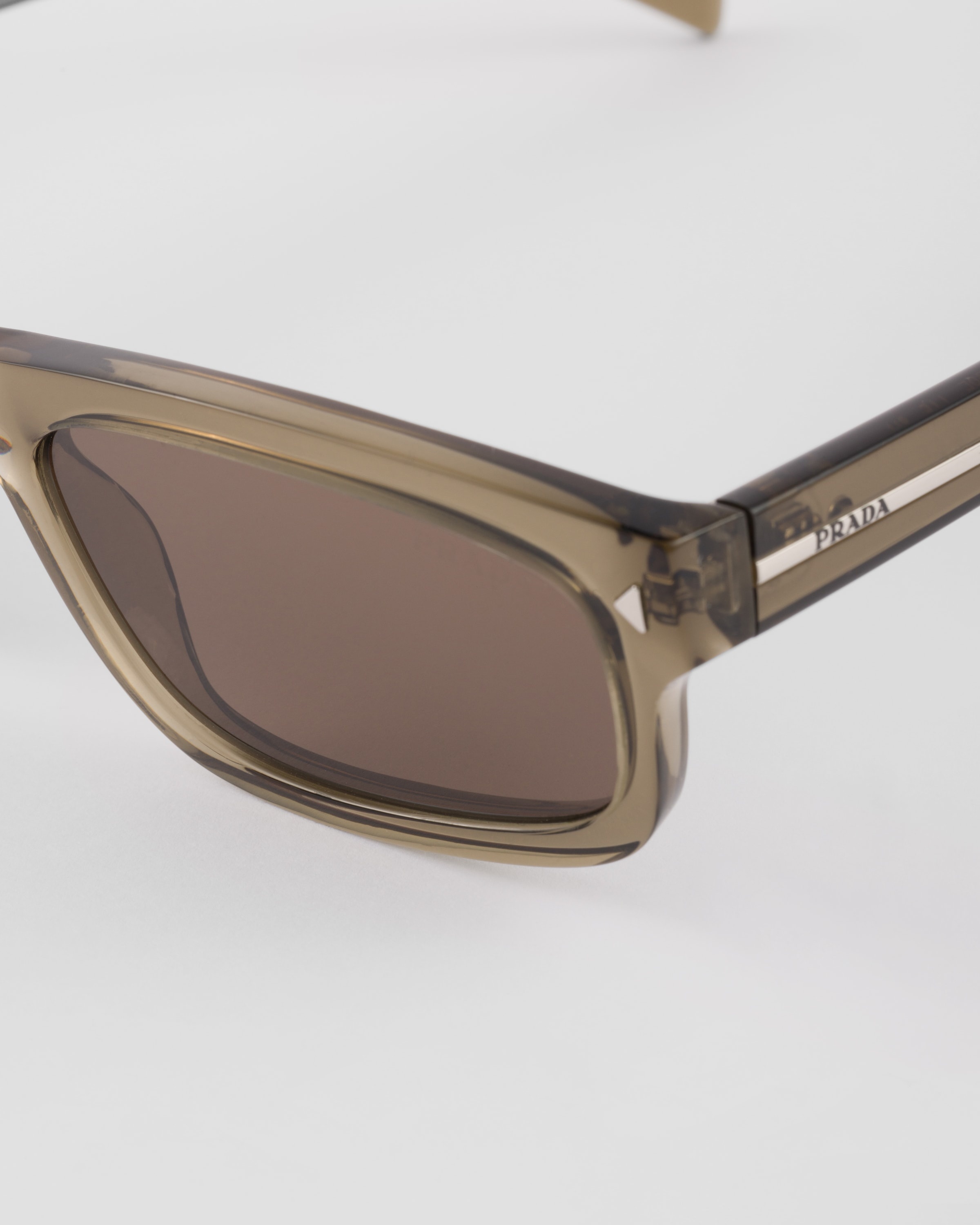 Sunglasses with the iconic metal plaque - 5