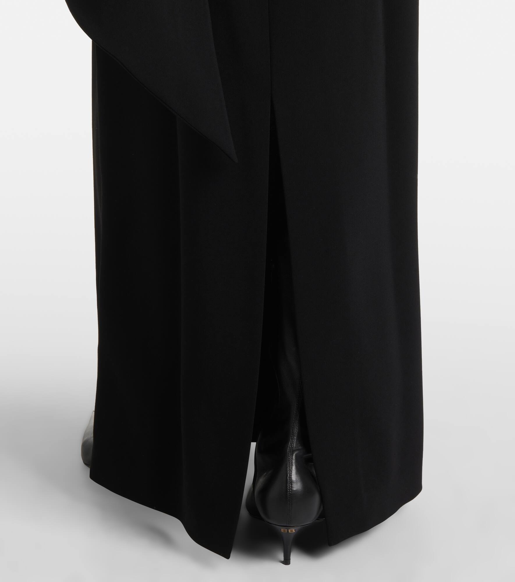 Caped crêpe gown - 7