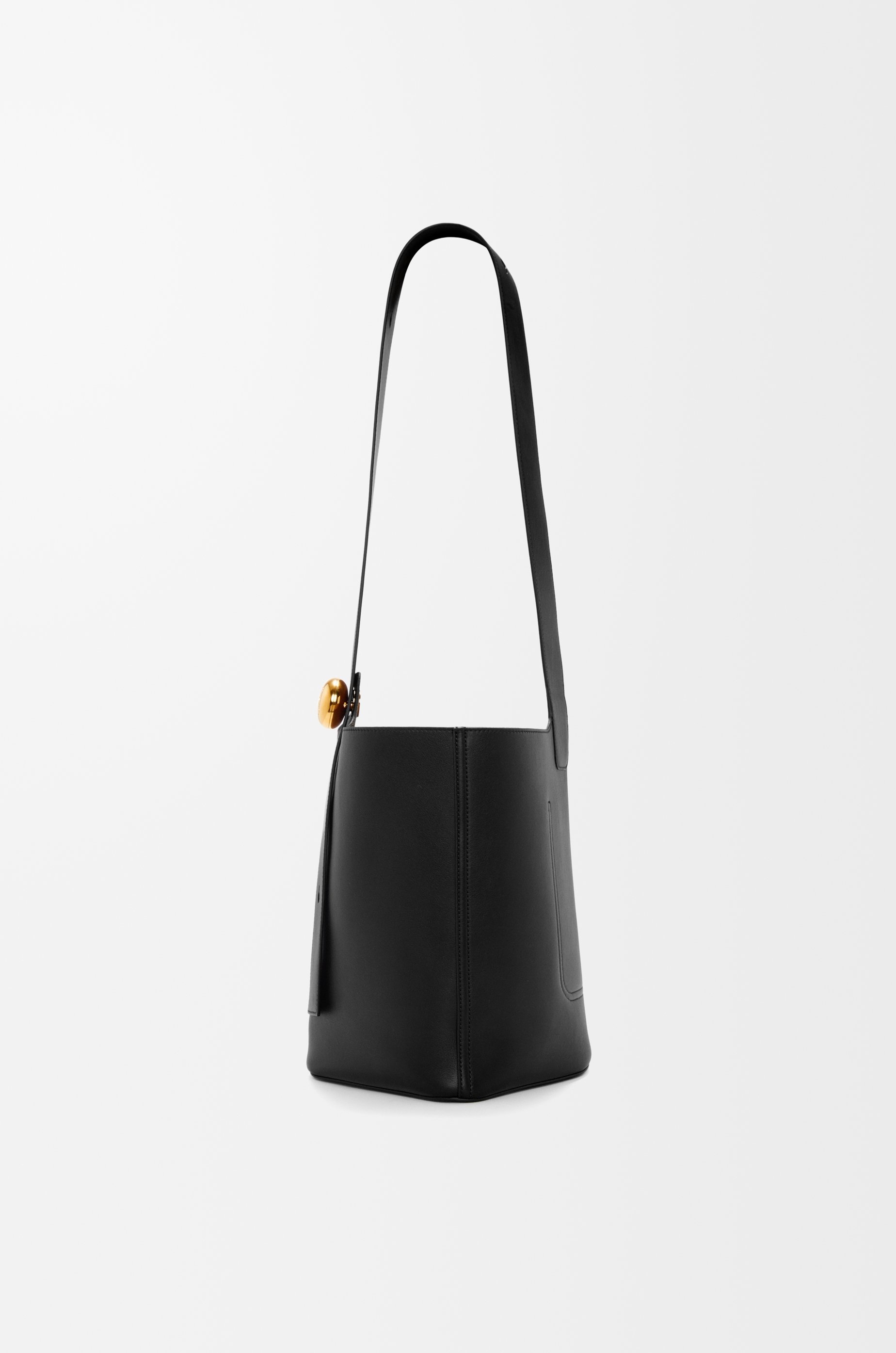 Medium Pebble Bucket bag in mellow calfskin - 5