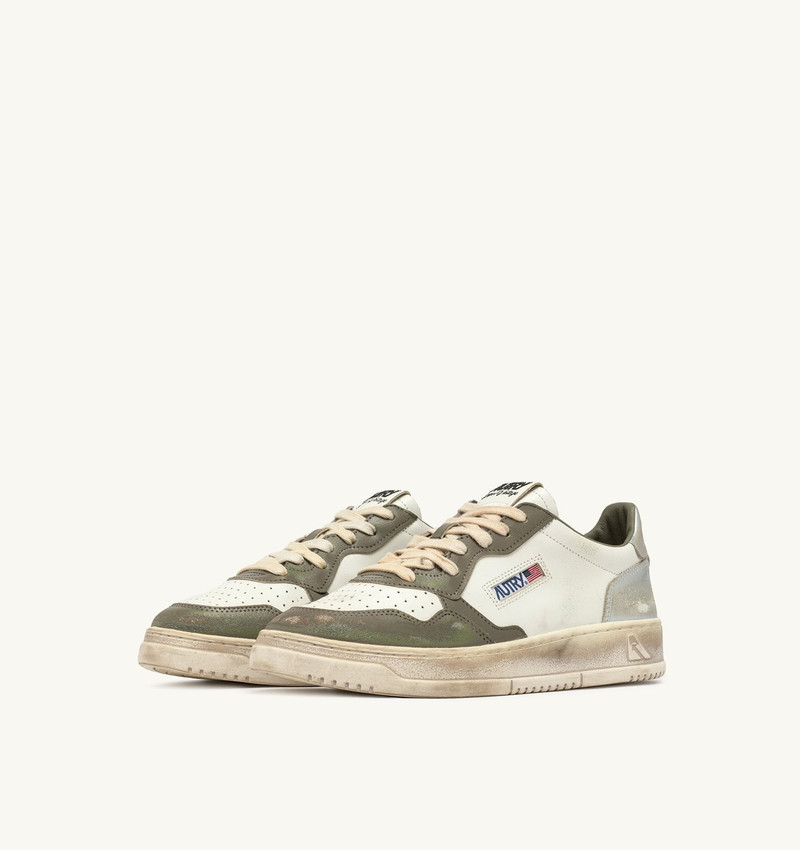AUTRY MEDALIST LOW SUPER VINTAGE SNEAKERS IN WHISPER WHITE GREEN AND SILVER outlook
