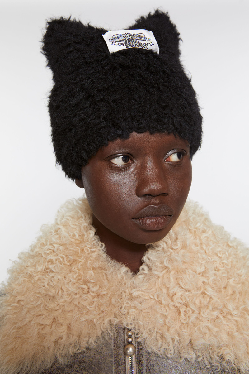 Acne Studios Fluffy square beanie - Black outlook