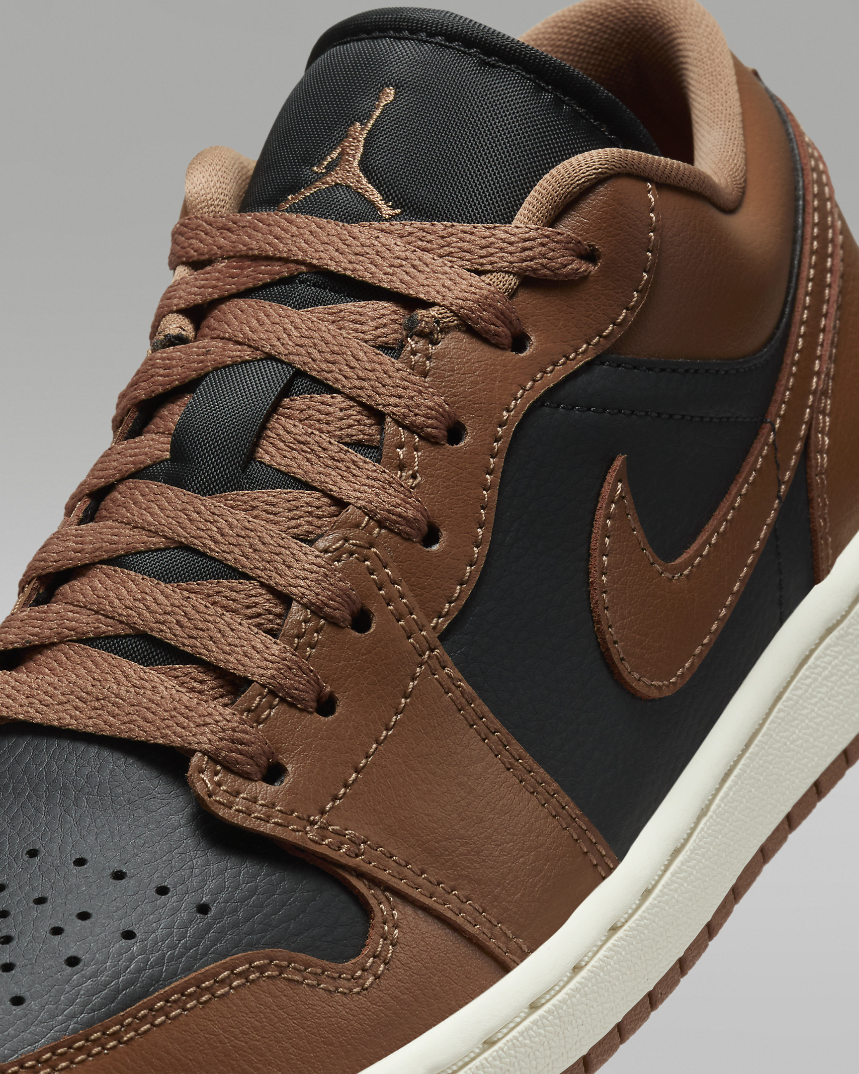 Air Jordan 1 Low Women's Shoes - 7