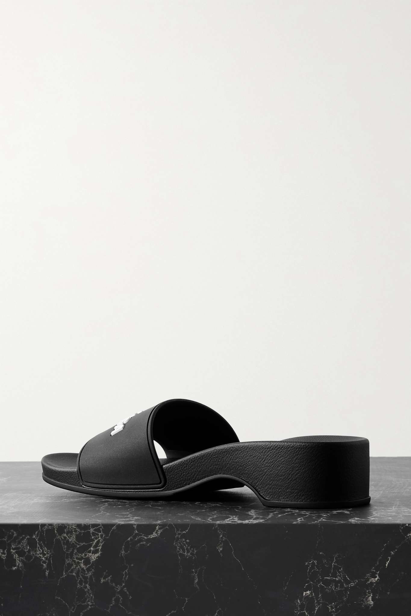 Logo-embossed rubber slides - 3