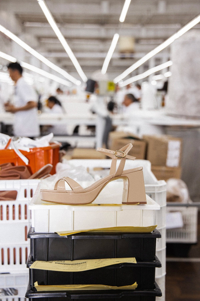 Larroudé Bianca Low Sandal Sand Patent Leather outlook