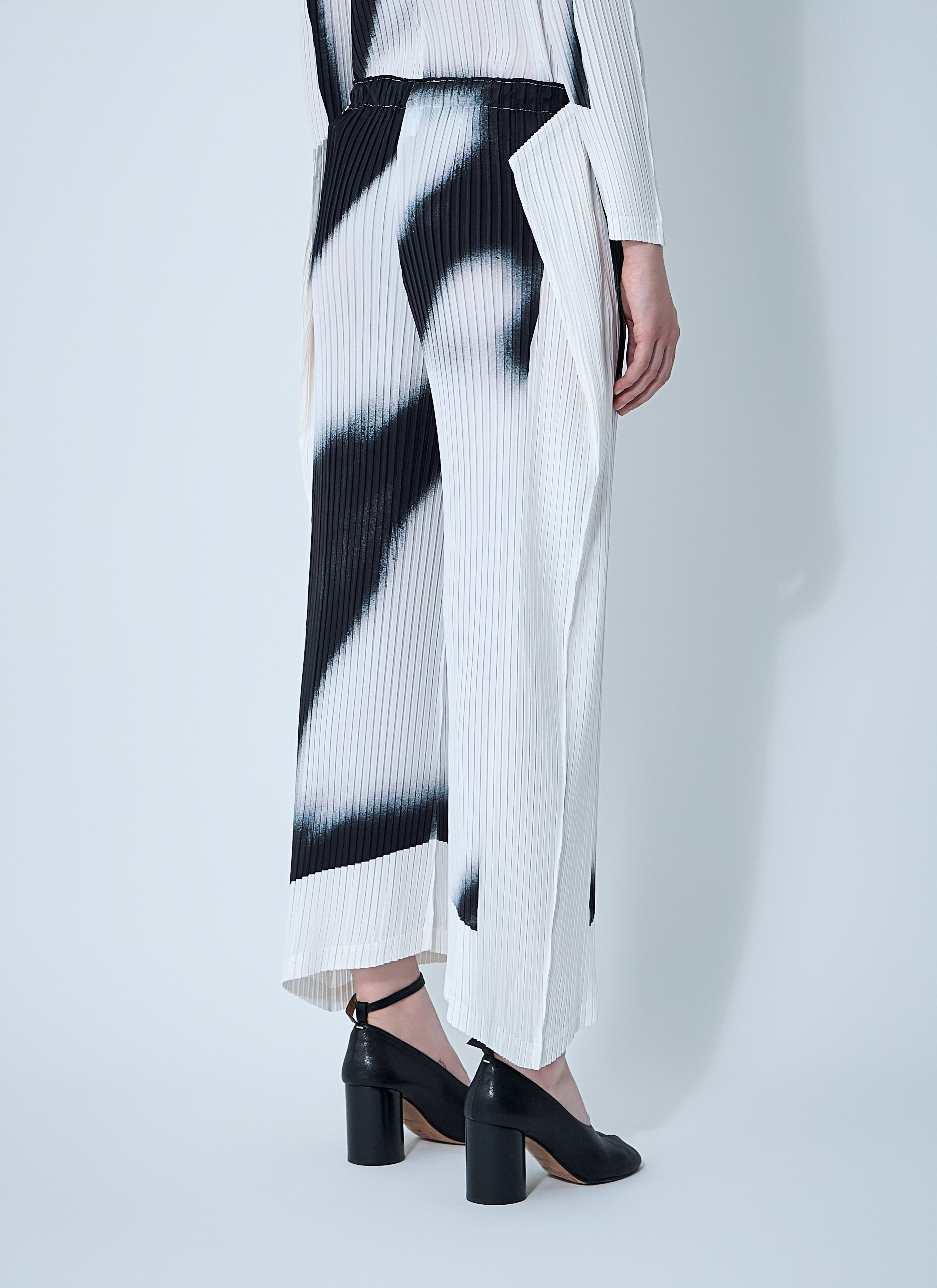 Issey Miyake Women Shadow Study Pants - 4