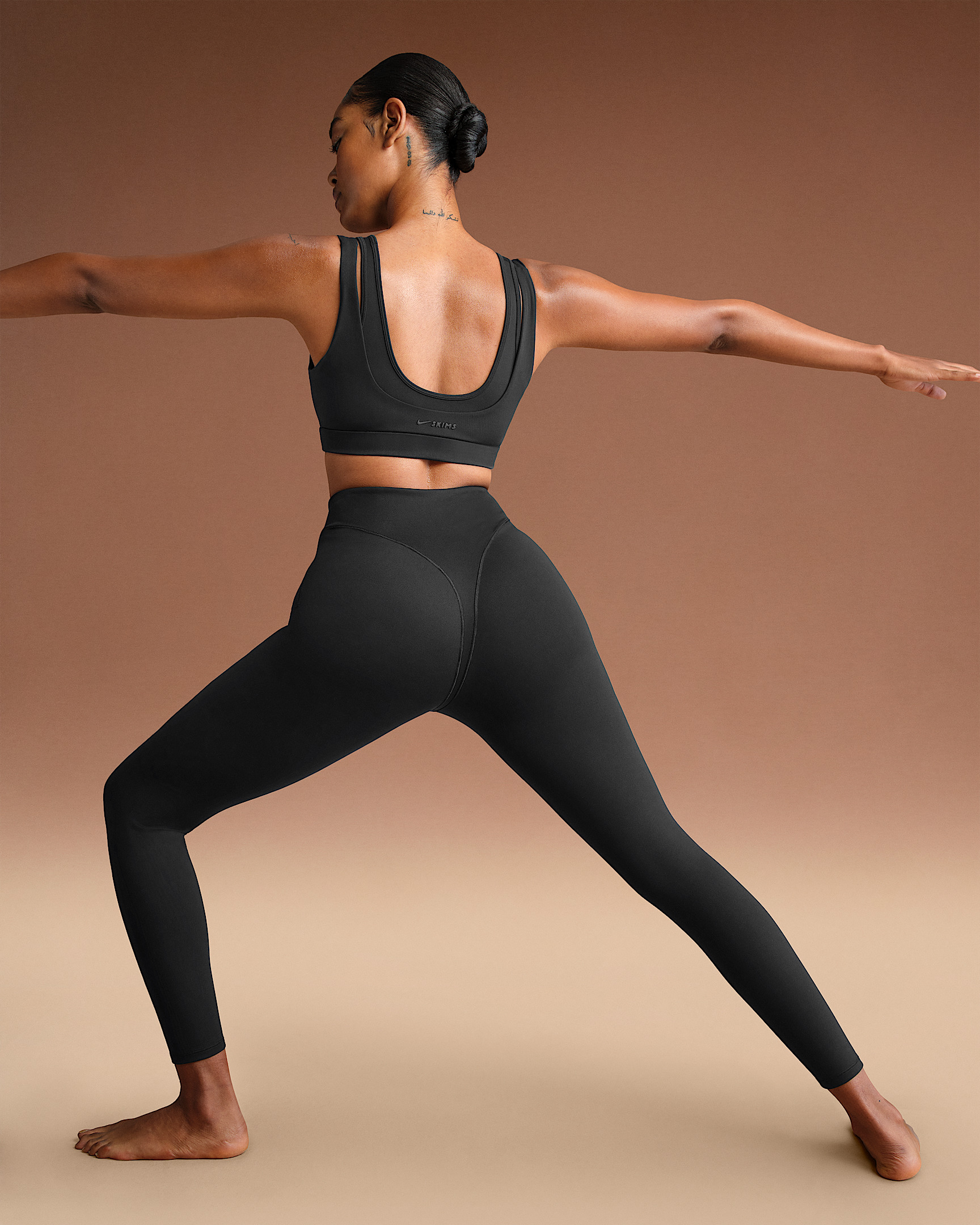 NikeSKIMS Matte Women's High-Waisted V-Line 26" Leggings - 5