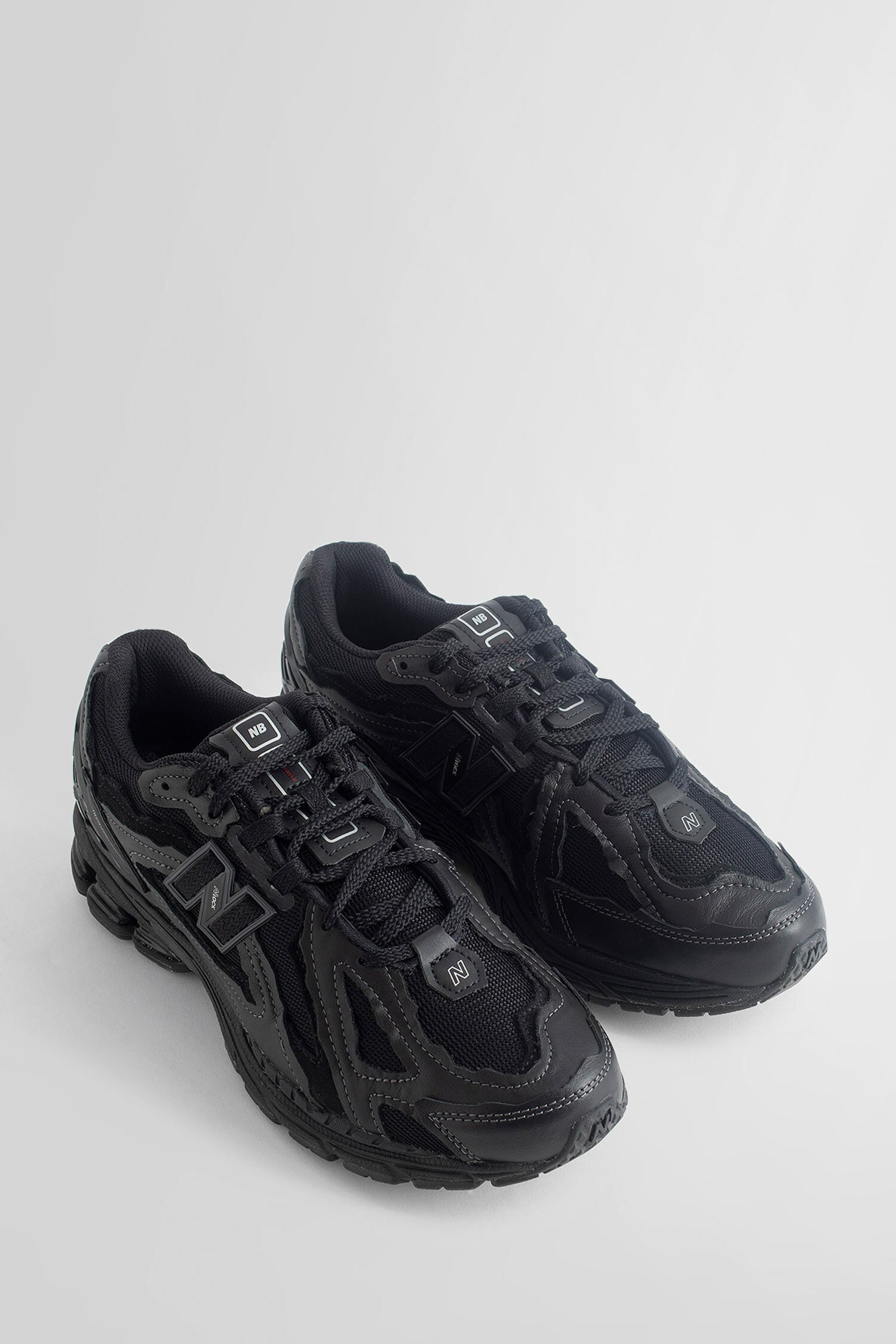 NEW BALANCE UNISEX BLACK SNEAKERS - 7