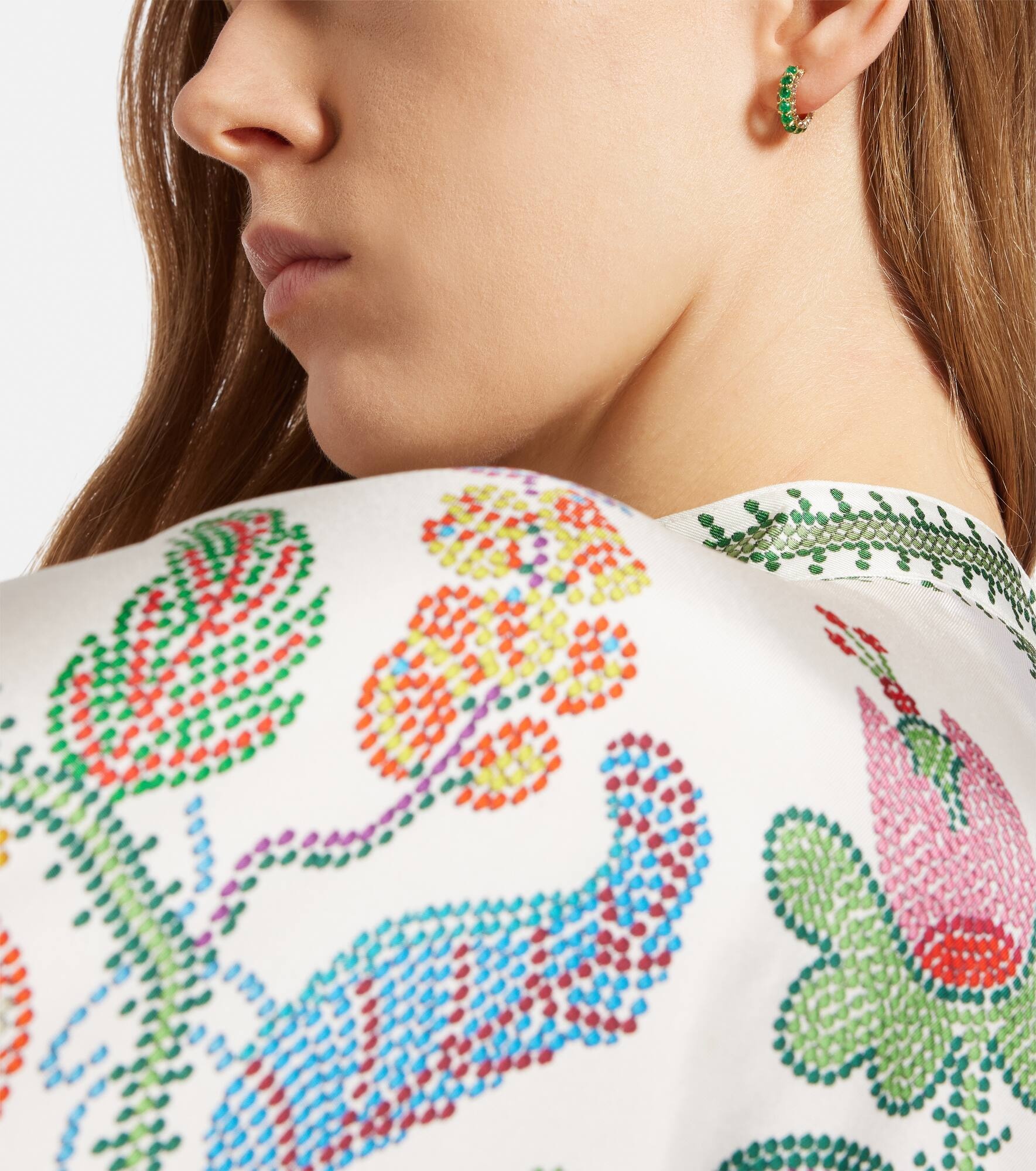 18kt gold hoop earrings with emeralds and diamonds - 5