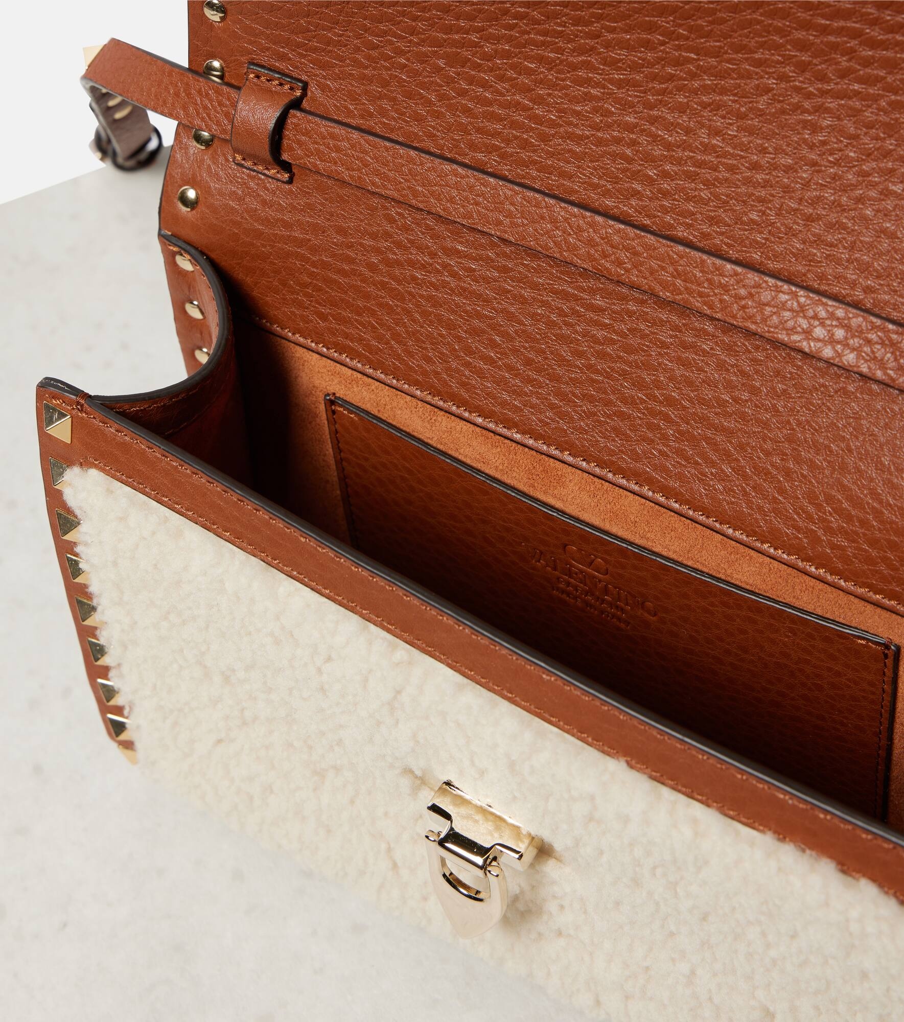 Rockstud Small shearling shoulder bag - 3
