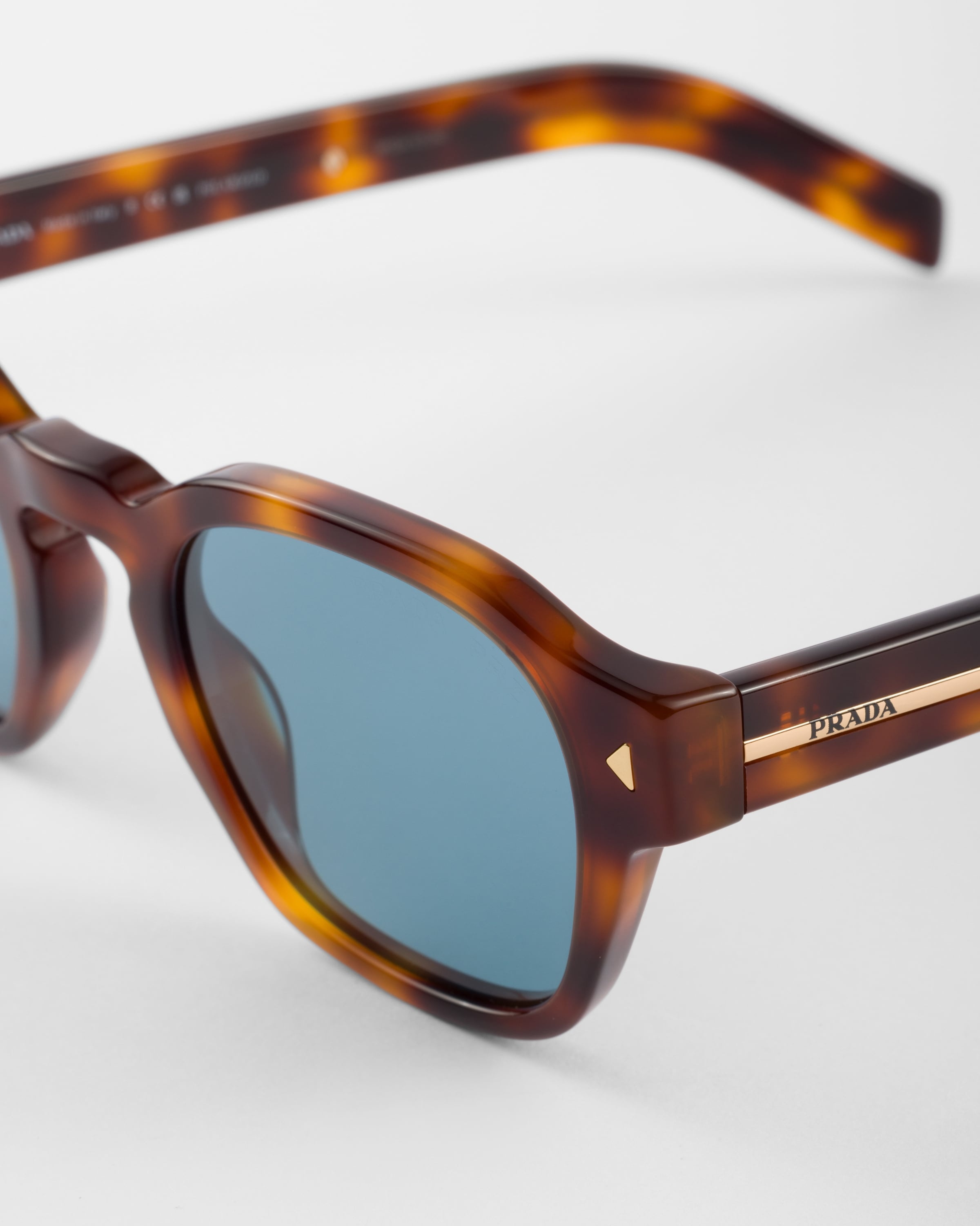 Sunglasses with the iconic metal plaque - 5
