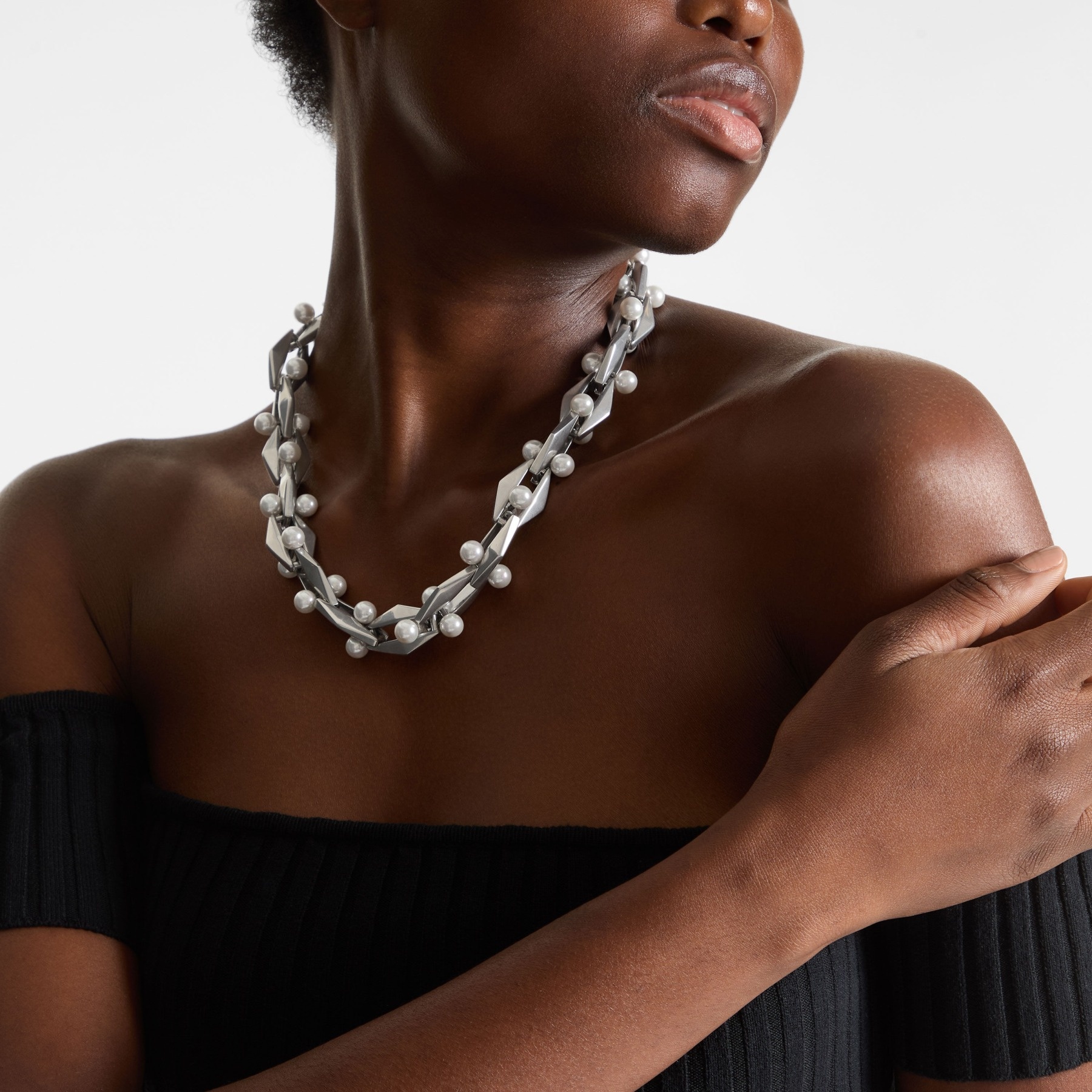 Diamond Chain Necklace
Antique Silver Finish Pearl Necklace - 2