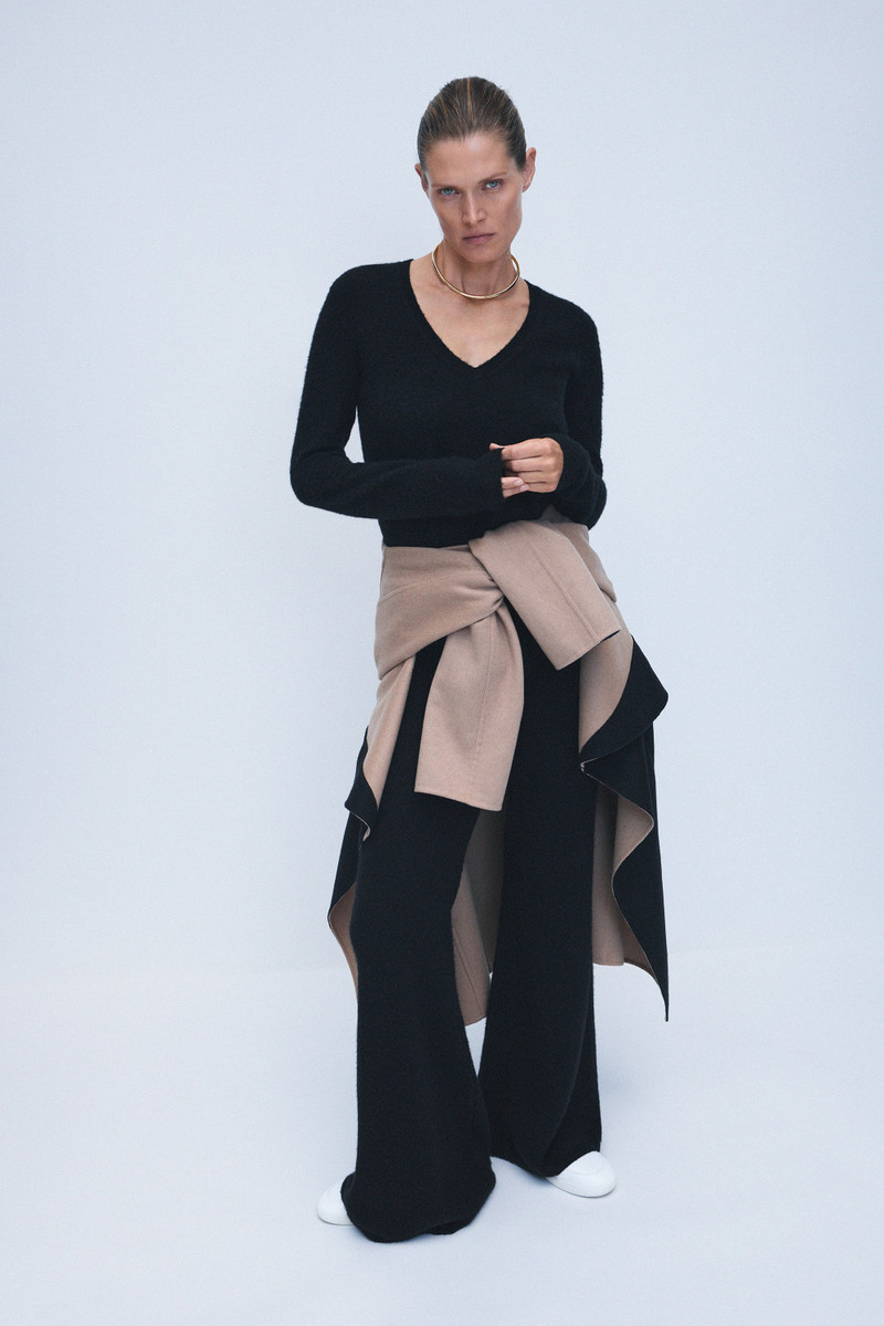 GABRIELA HEARST Vesper Knit V-Neck Sweater in Black Brushed Cashmere outlook