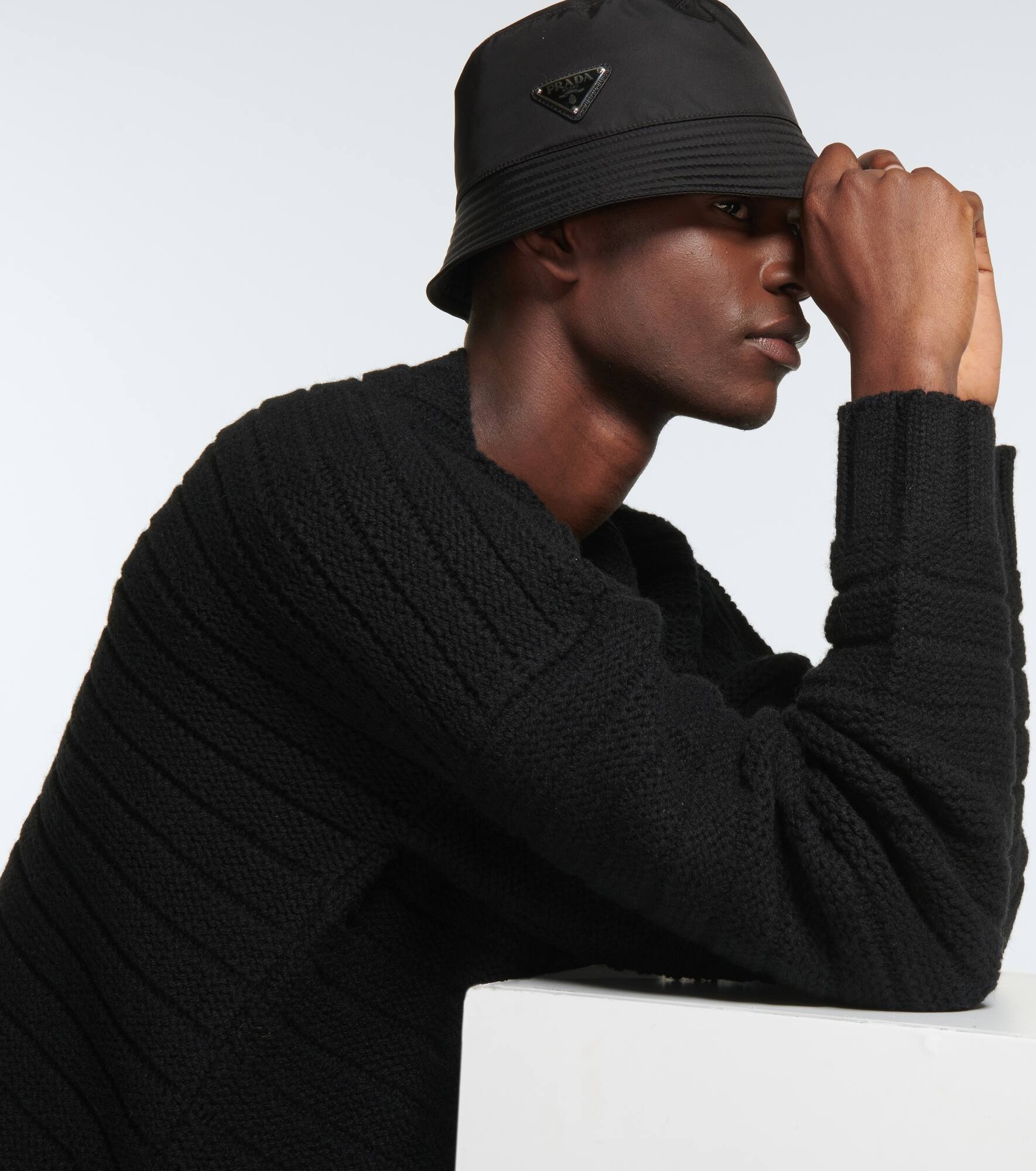 Long-sleeved wool sweater - 5