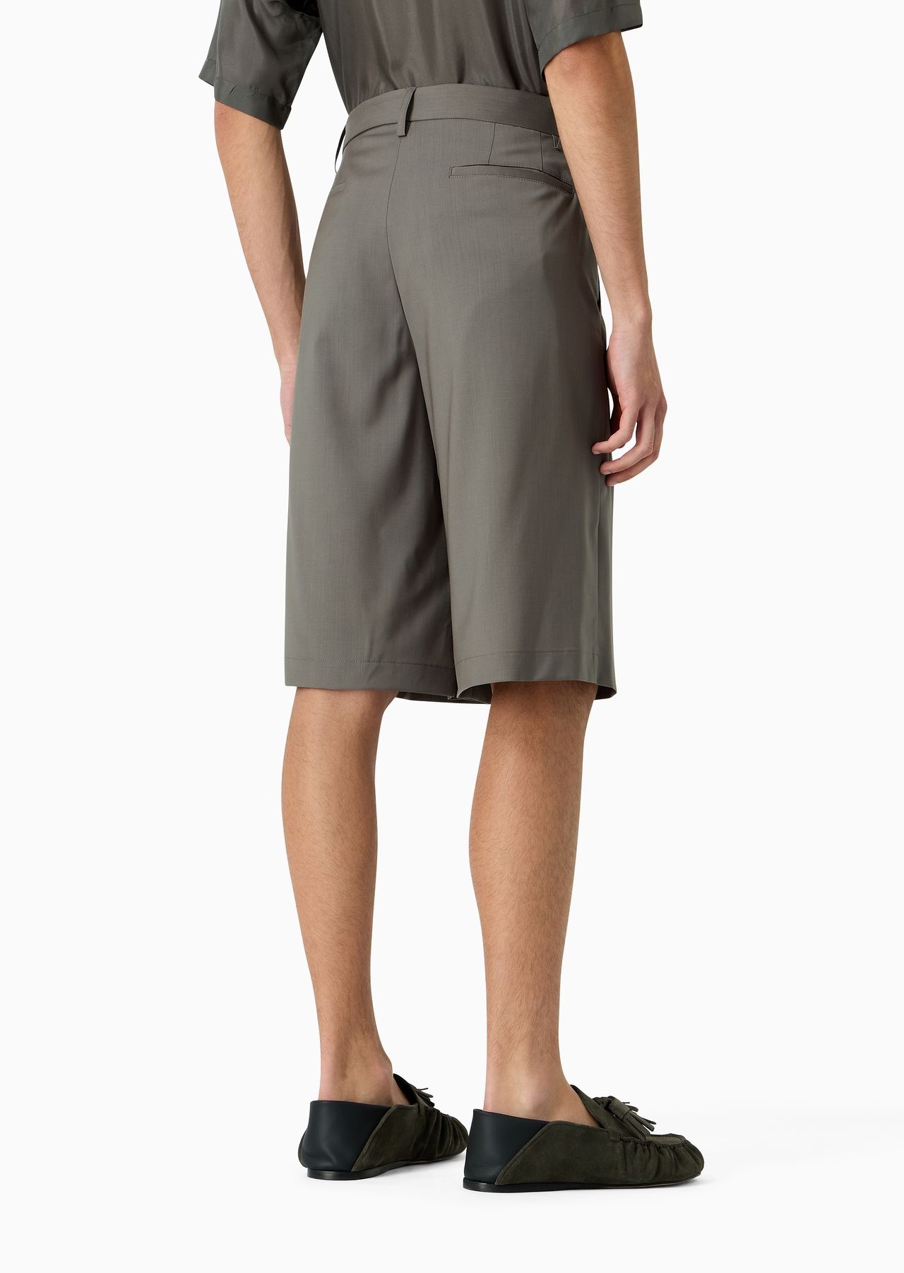 ASV super-light sustainable virgin-wool Bermuda shorts with godet pleats - 3