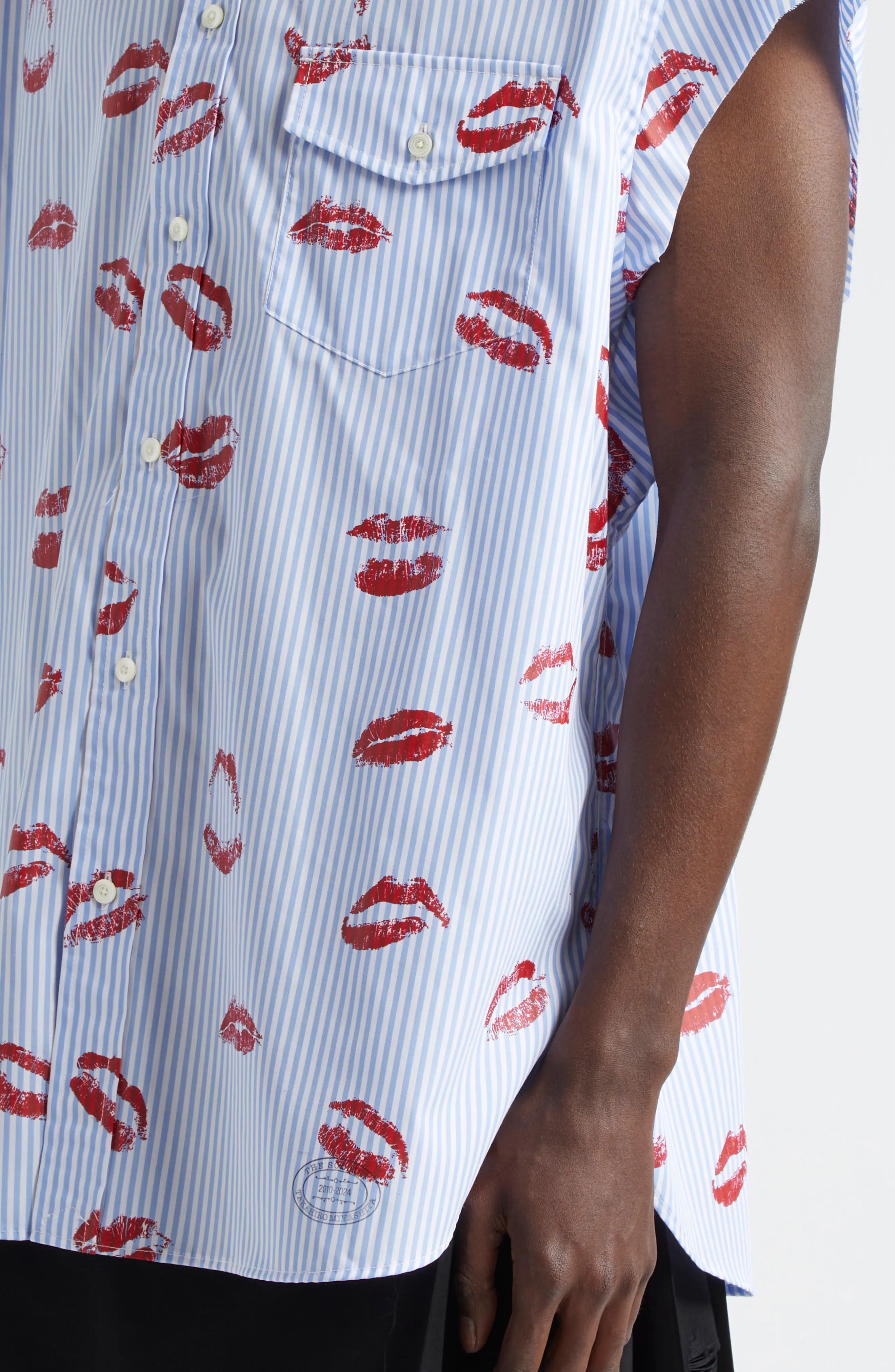 Stripe Lips Print Cutoff Sleeve Button-Down Shirt - 5