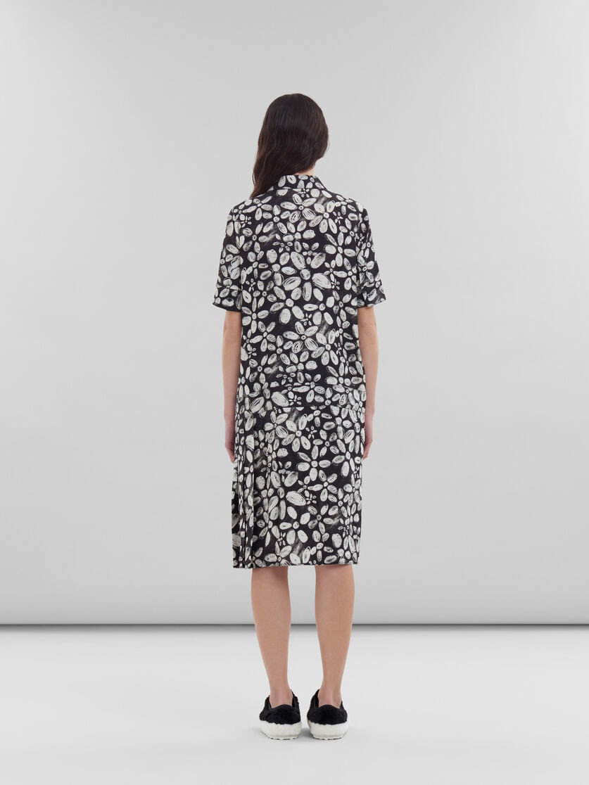 BLACK SATIN-BACK CRÊPE DRESS WITH BLOOMING PRINT - 3