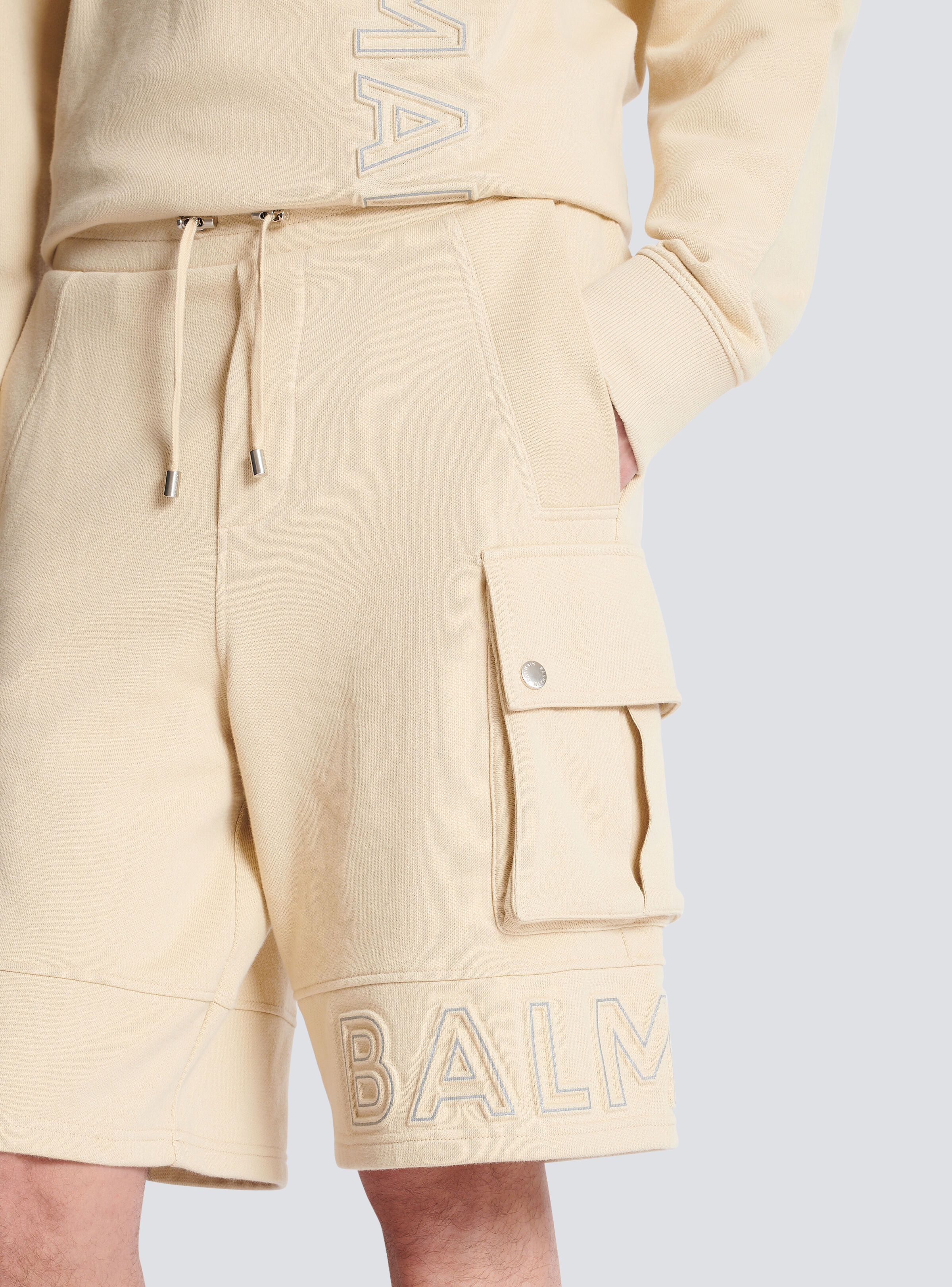 Cargo shorts with reflective Balmain logo - 6