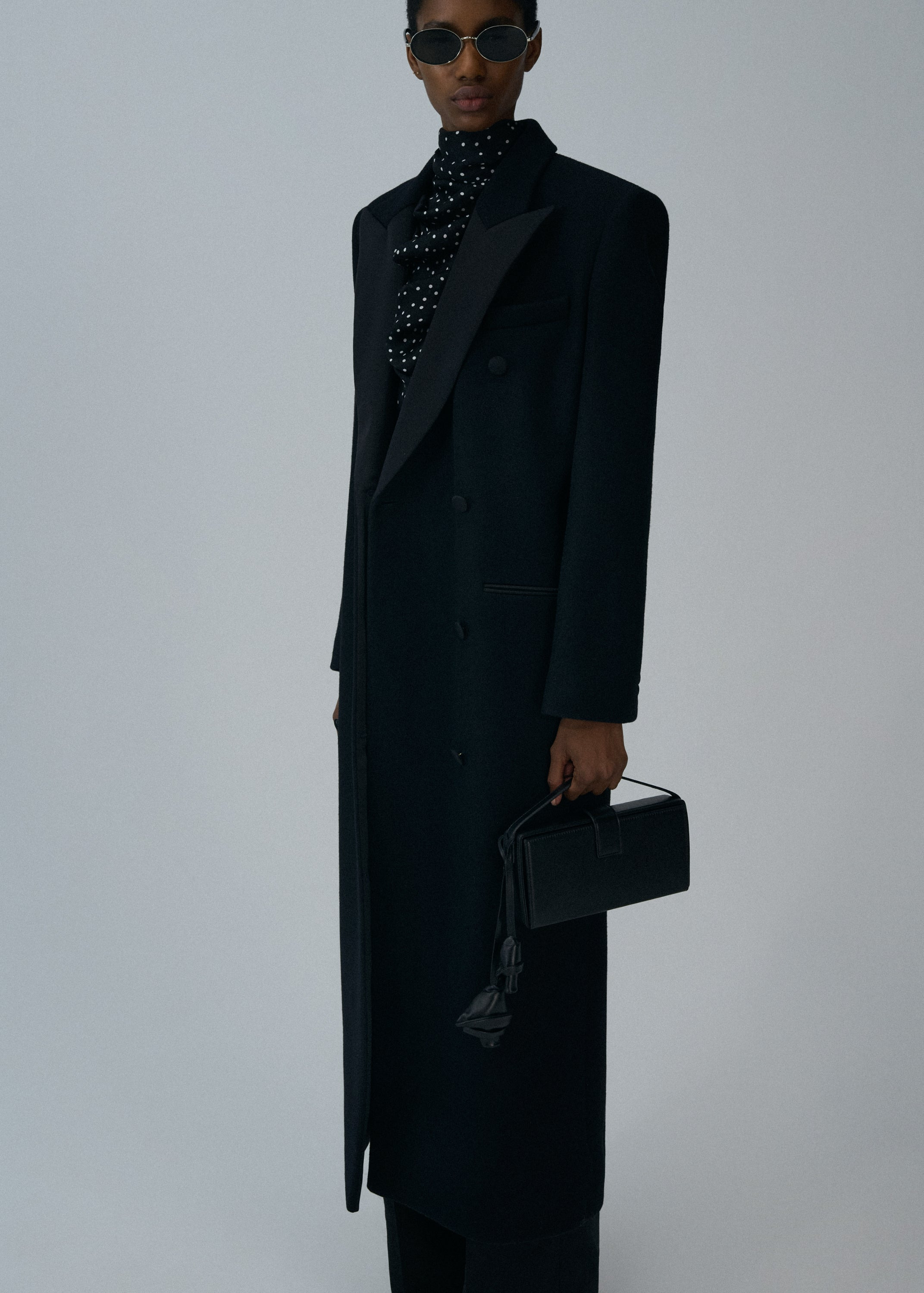 Long classic wool coat in black - 4