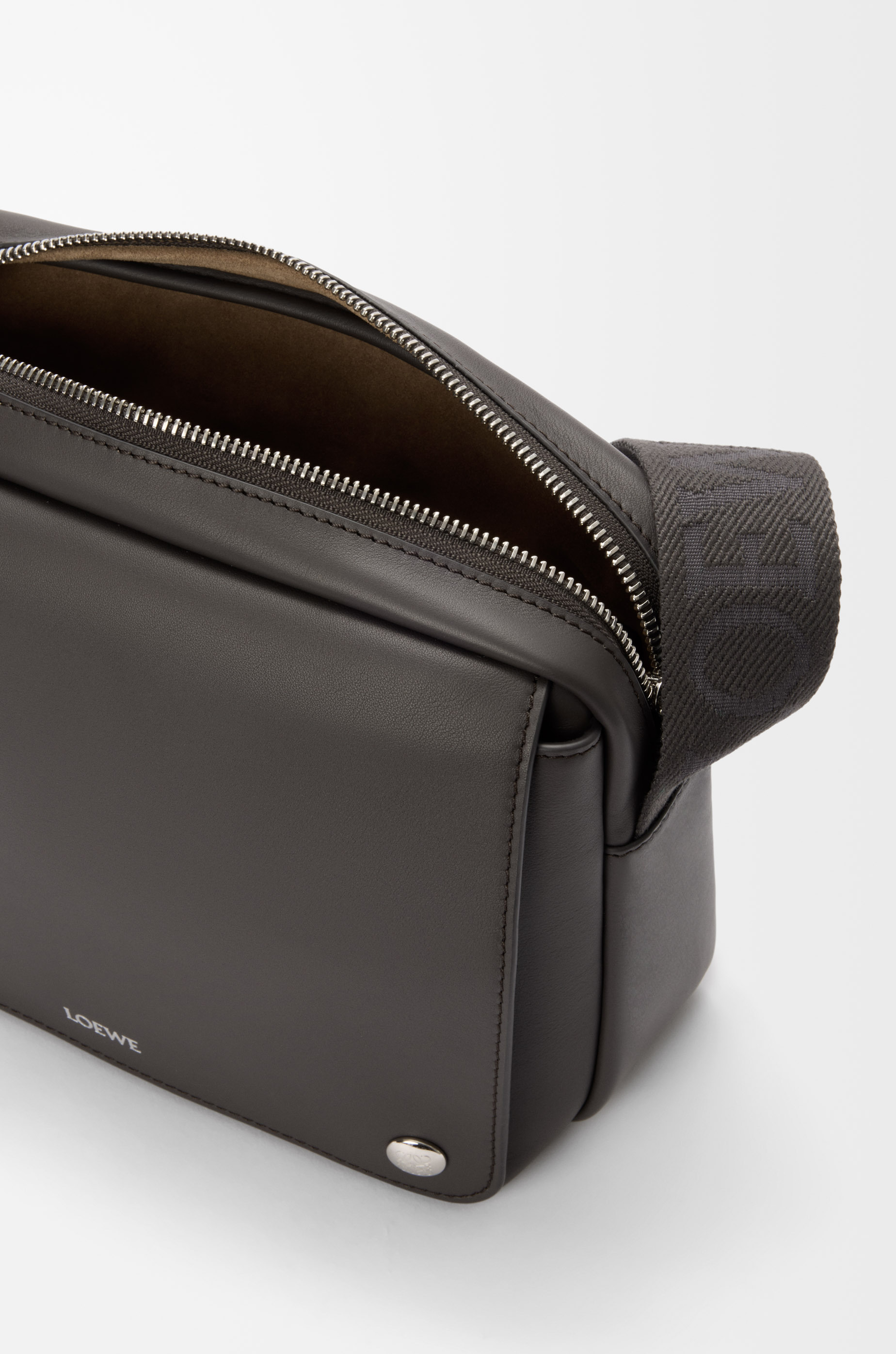 Medium Pebble messenger bag in smooth calfskin - 4
