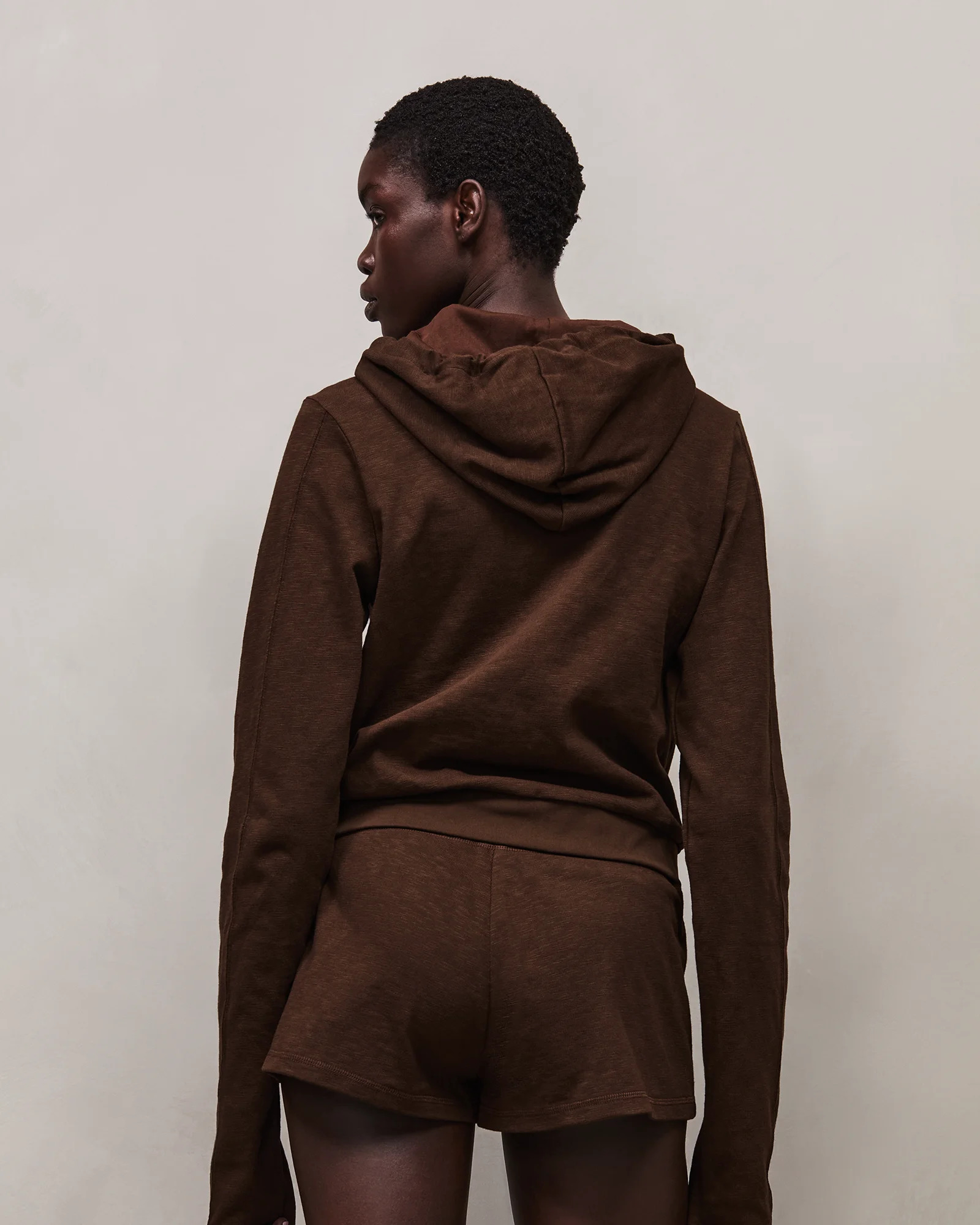LIGHTWEIGHT CROPPED ZIP-UP BRUNETTE - 5