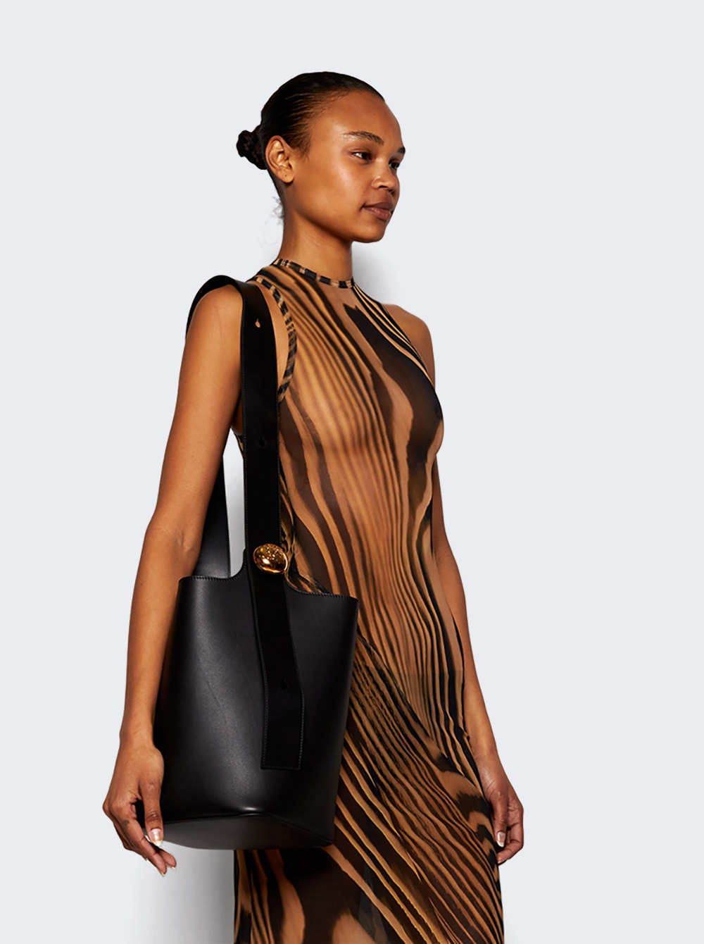 Medium Pebble Bucket Bag Black - 2