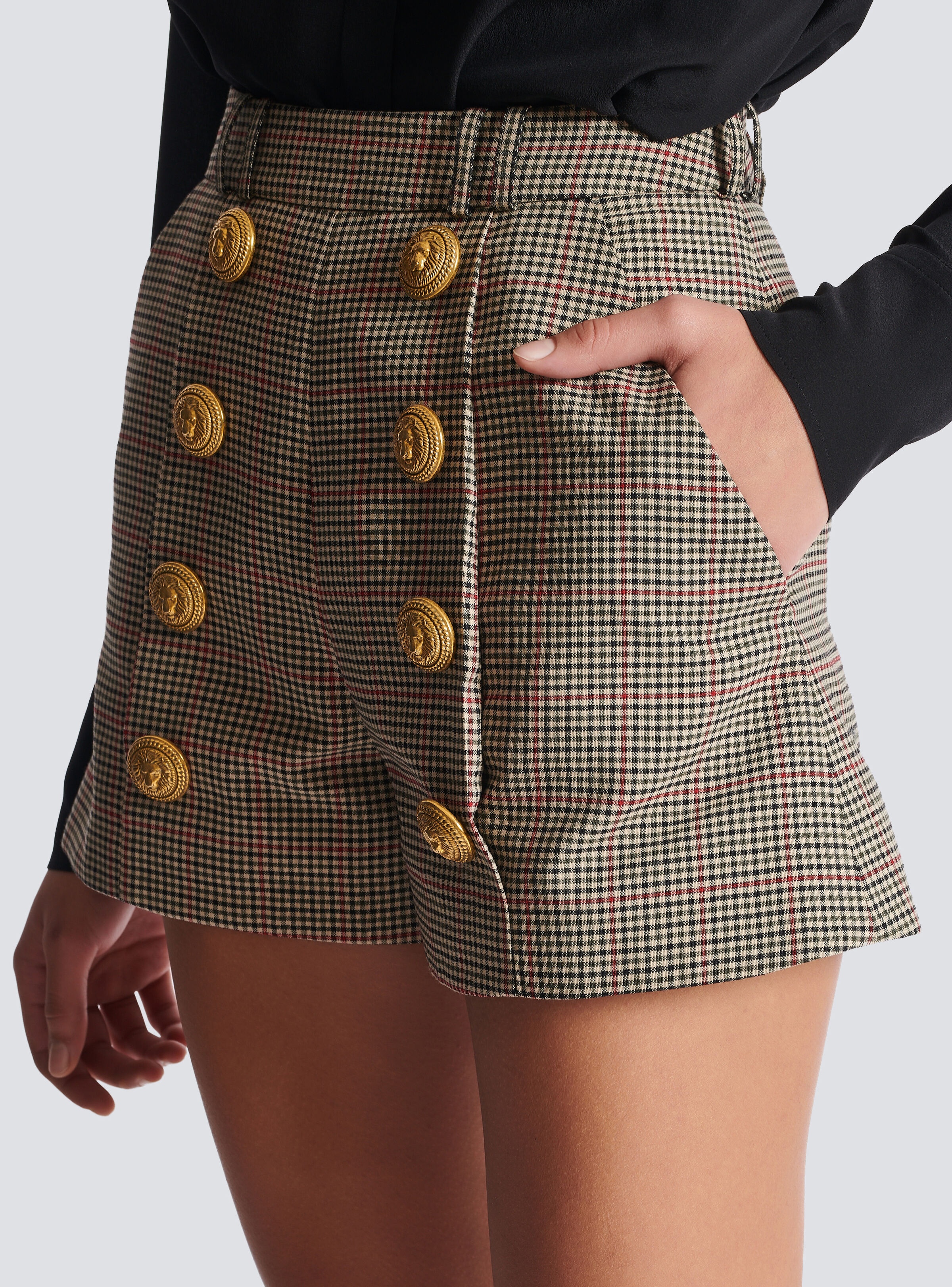 Wool shorts with buttons - 7