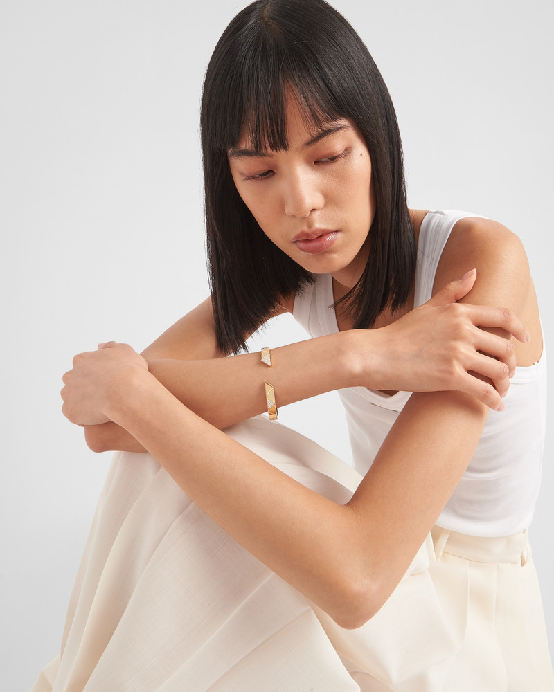 Eternal Gold bangle bracelet in yellow gold with pavé diamonds 4